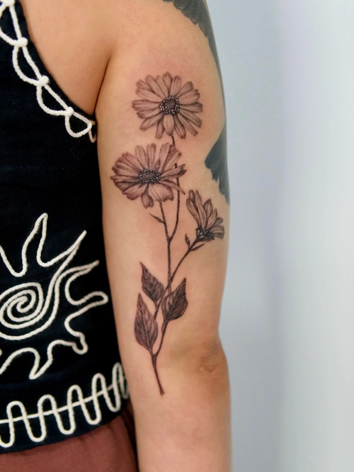 California bush sunflowers for Emily. I absolutely loved researching this flower and playing around to make it &ldquo;grow&rdquo; naturally on her arm.

#pnwtattoo #seattletattoo #flowertattoo#washingtontattoo #finelinetattoos