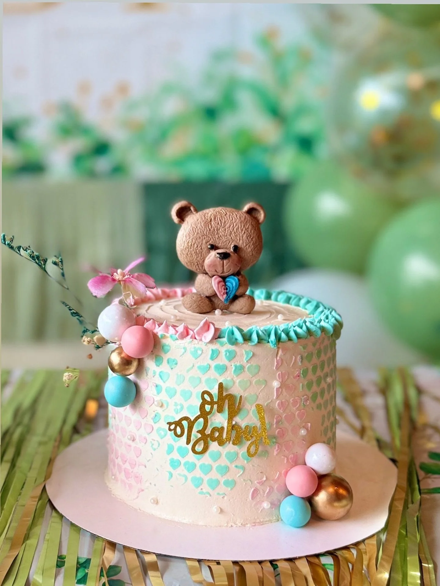 We are all enjoying this snow, but I hope you are all staying warm!! It was less than 10 degrees this morning when kids left for their bus 🚌 
#cakeeverafter #customcakes #babyshowercake #bostonbakery #weddingcake