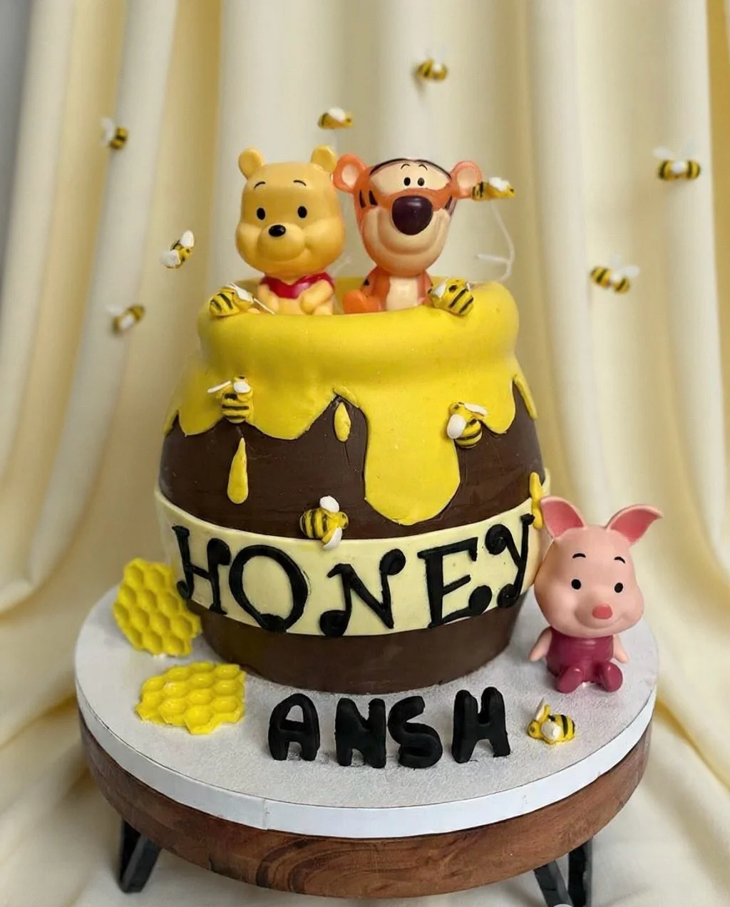 Couple of cakes done past few days 🌼 #customcake #cakeeverafterbyshuchi #birthdaycake #weddingcake #bakingclass