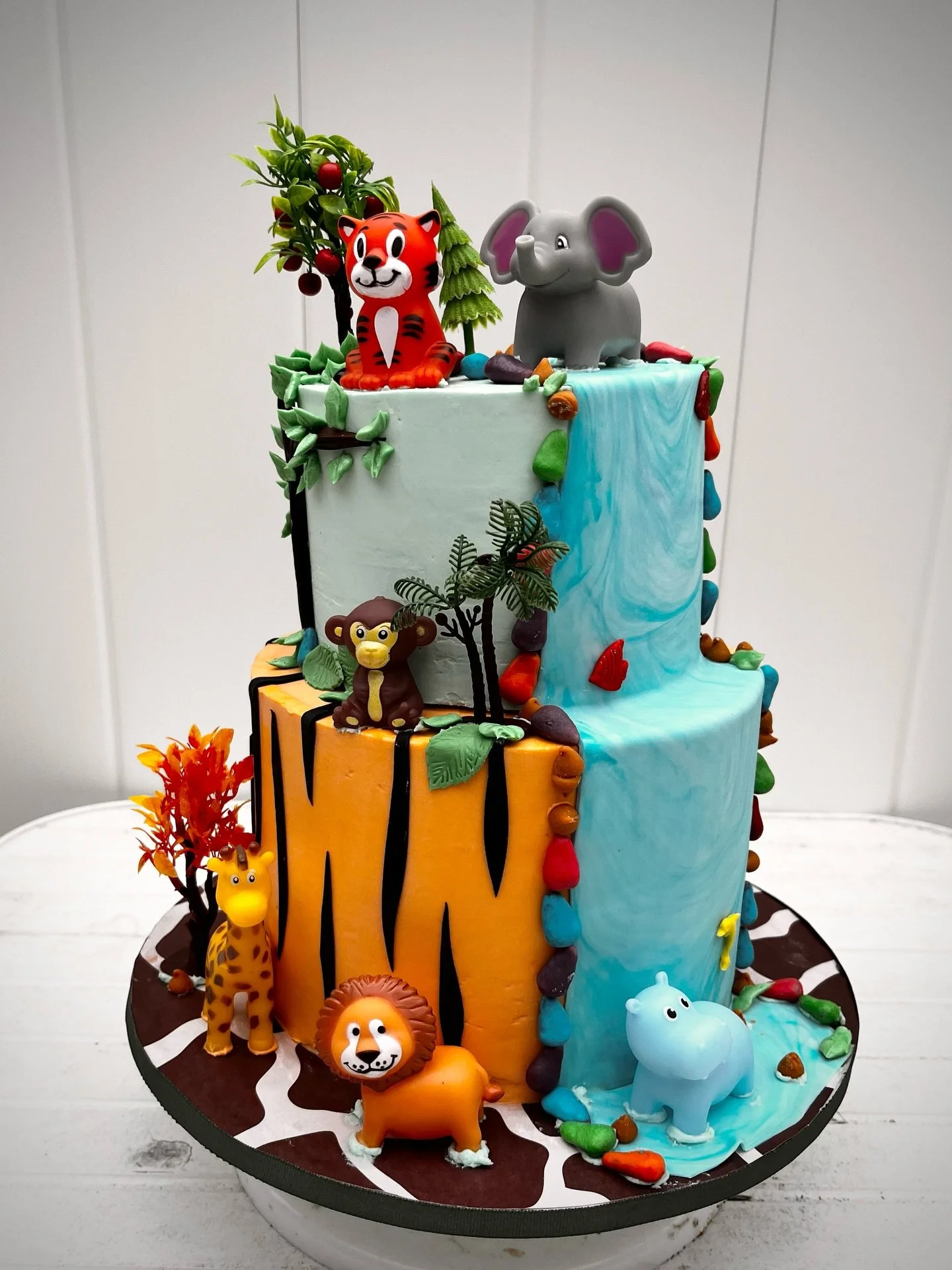 The cutest safari cake with waterfall and animal prints 🐯
#firstbirthdaycake #junglesafaricake #customcake #birthdaycake #cakeeverafter