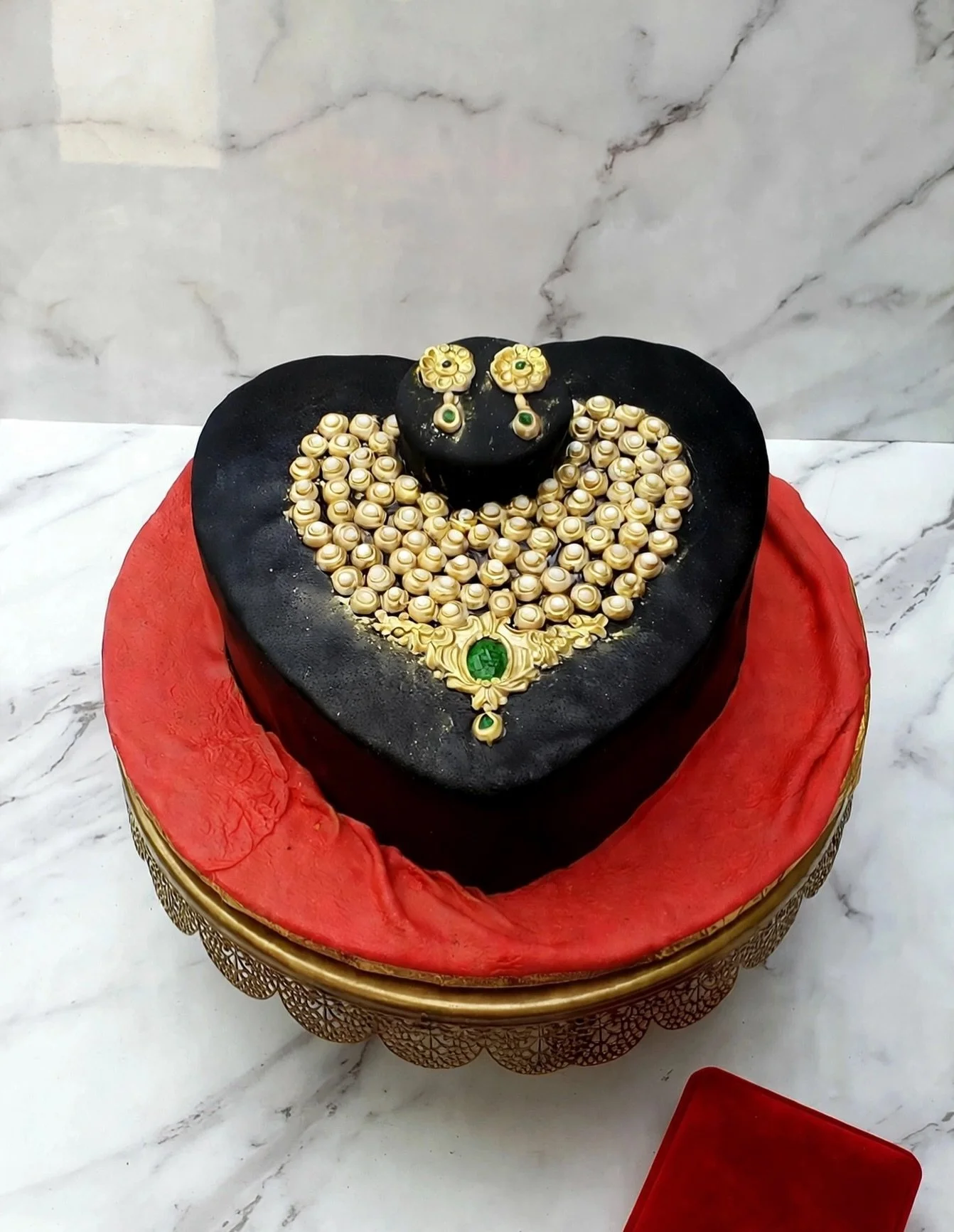 When jewelry becomes dessert ✨
Heart-shaped cake adorned with handcrafted edible polki pearls, gold work and emerald details - because some celebrations deserve to be draped in royalty.
Yes, it&rsquo;s ALL cake!
#CakeEverAfterByShuchi #JewelryCake #E