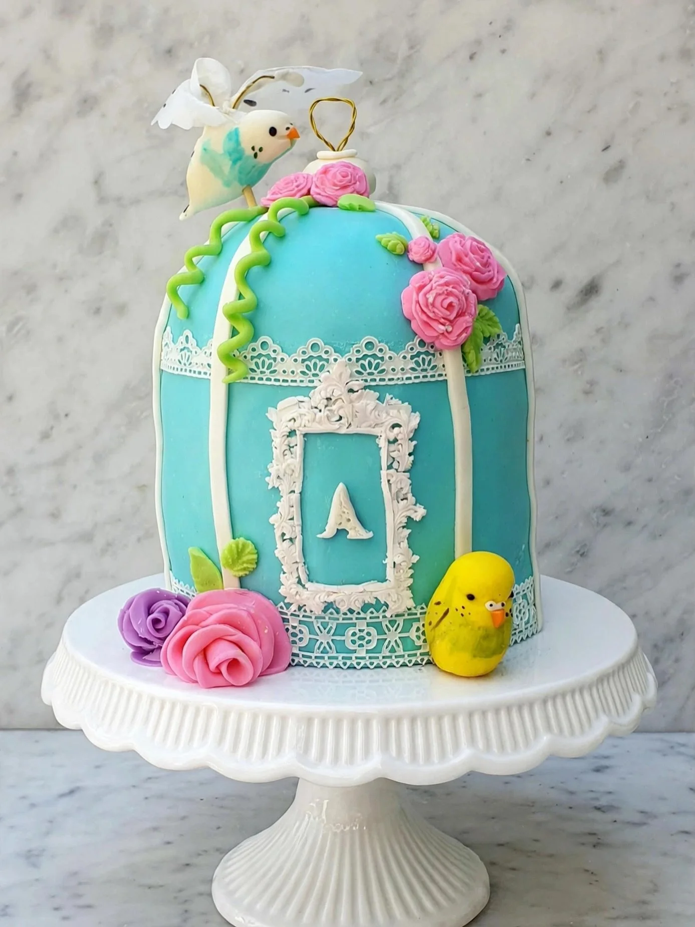 Birdcage Dream Cake in Tiffany Blue 🤍
Fondant birdcage with baroque frame detailing, edible lace, handcrafted sugar roses and my two tiny budgie friends. All edible, all handmade.
Custom letter &lsquo;A&rsquo; for a very special celebration.

Fly fr