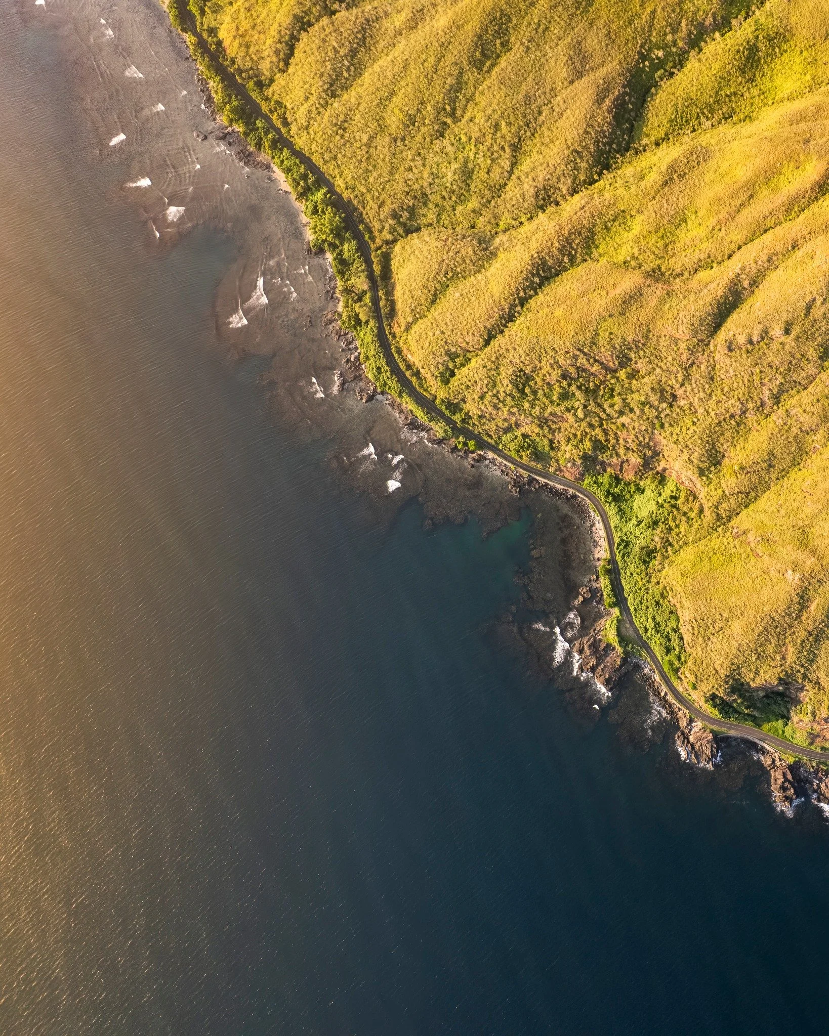 🌅 La route c&ocirc;ti&egrave;re au nord de Hiengh&egrave;ne ✨

☀️ Quand le soleil se l&egrave;ve, il r&eacute;v&egrave;le des couleurs que seuls les l&egrave;ve-t&ocirc;t connaissent.

#nouvellecaledonie #hienghene #aerialphotography