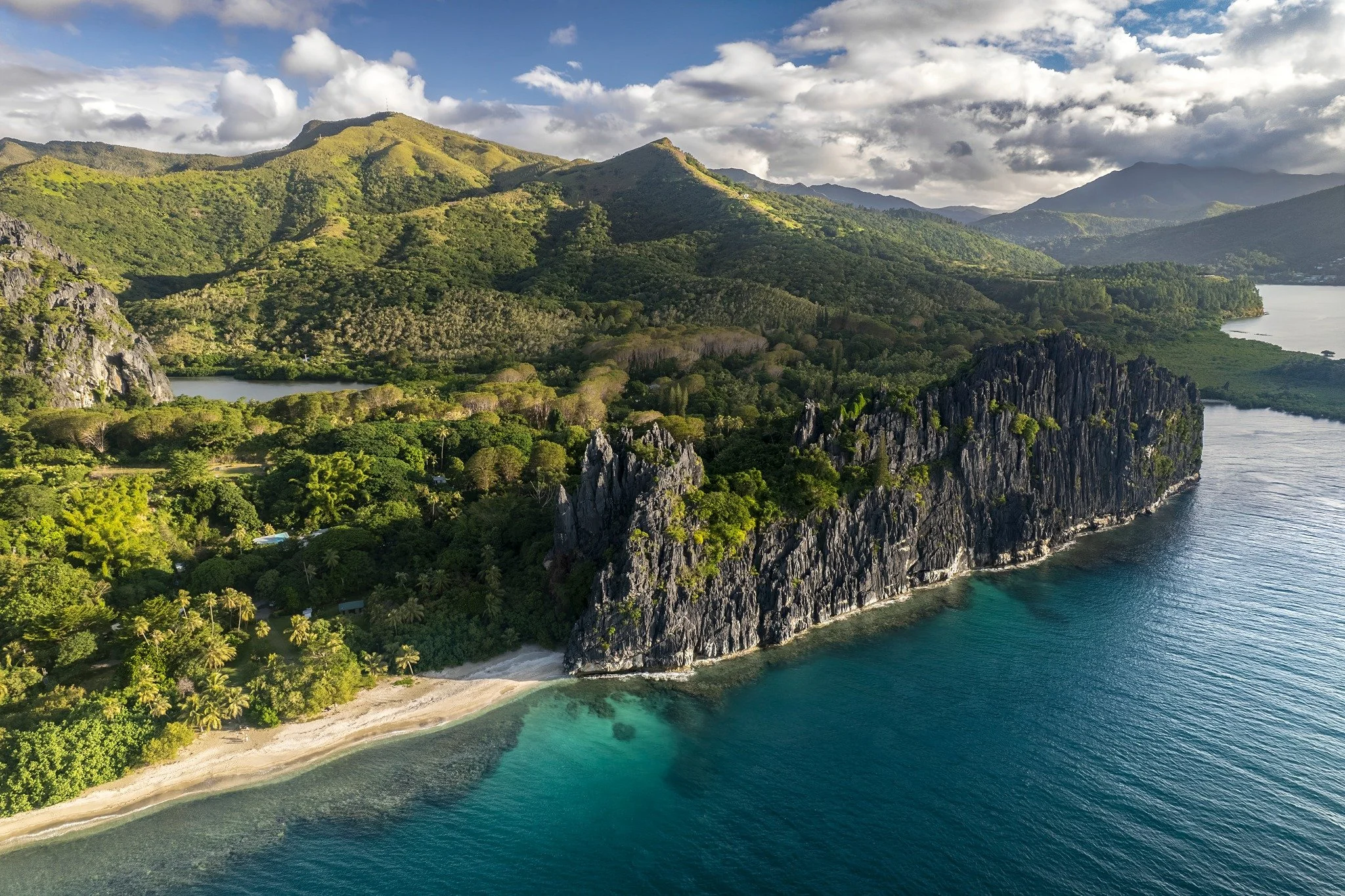 ⛰️ Les majestueuses Roches de Lind&eacute;ralique veillent sur Hiengh&egrave;ne

🏝️ En bas &agrave; gauche, la c&eacute;l&egrave;bre plage de l&rsquo;ancien billet de 500 francs pacifique

✨ Un paysage embl&eacute;matique de la Nouvelle-Cal&eacute;d