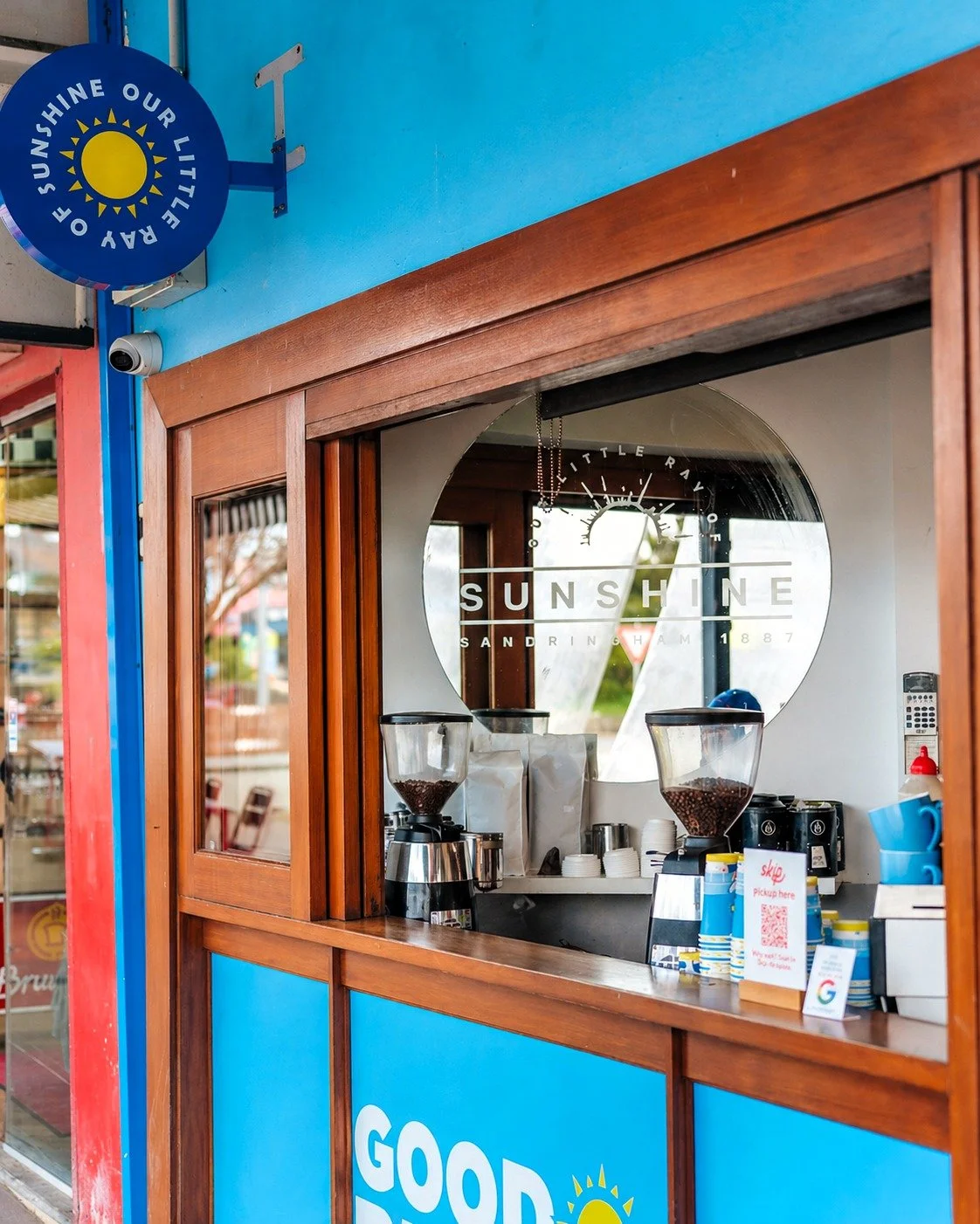 Just around the corner ☀️ Coffee waiting at the window when you need it.

#melbournecafe #drinkmelbourne #melbournedrink #sandringham #bayside