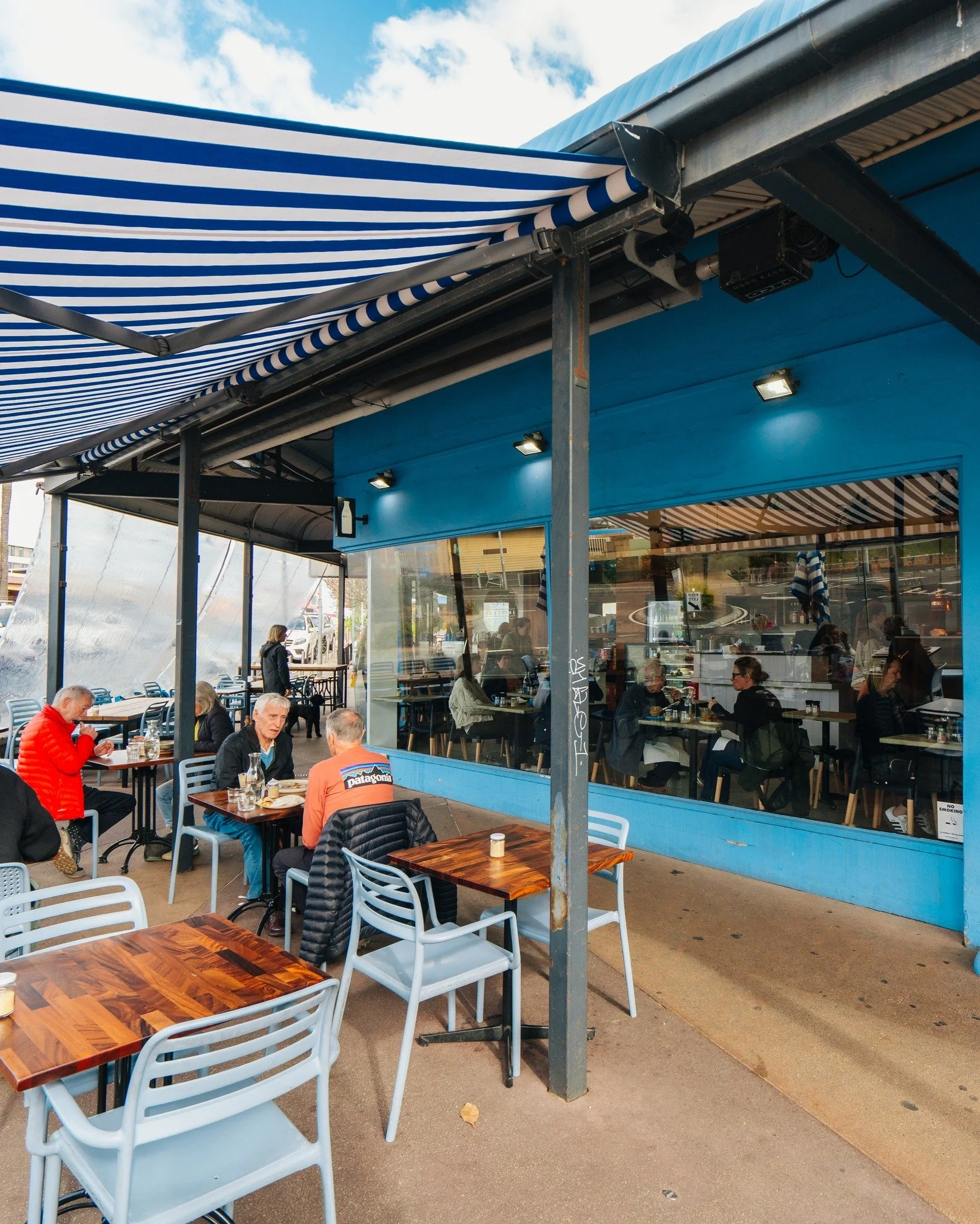 The weekend rhythm in Sandringham ☕️ Coffee flowing, brunch coming out and neighbours dropping by all day.

#melbournecafe #drinkmelbourne #melbournedrink #sandringham #bayside
