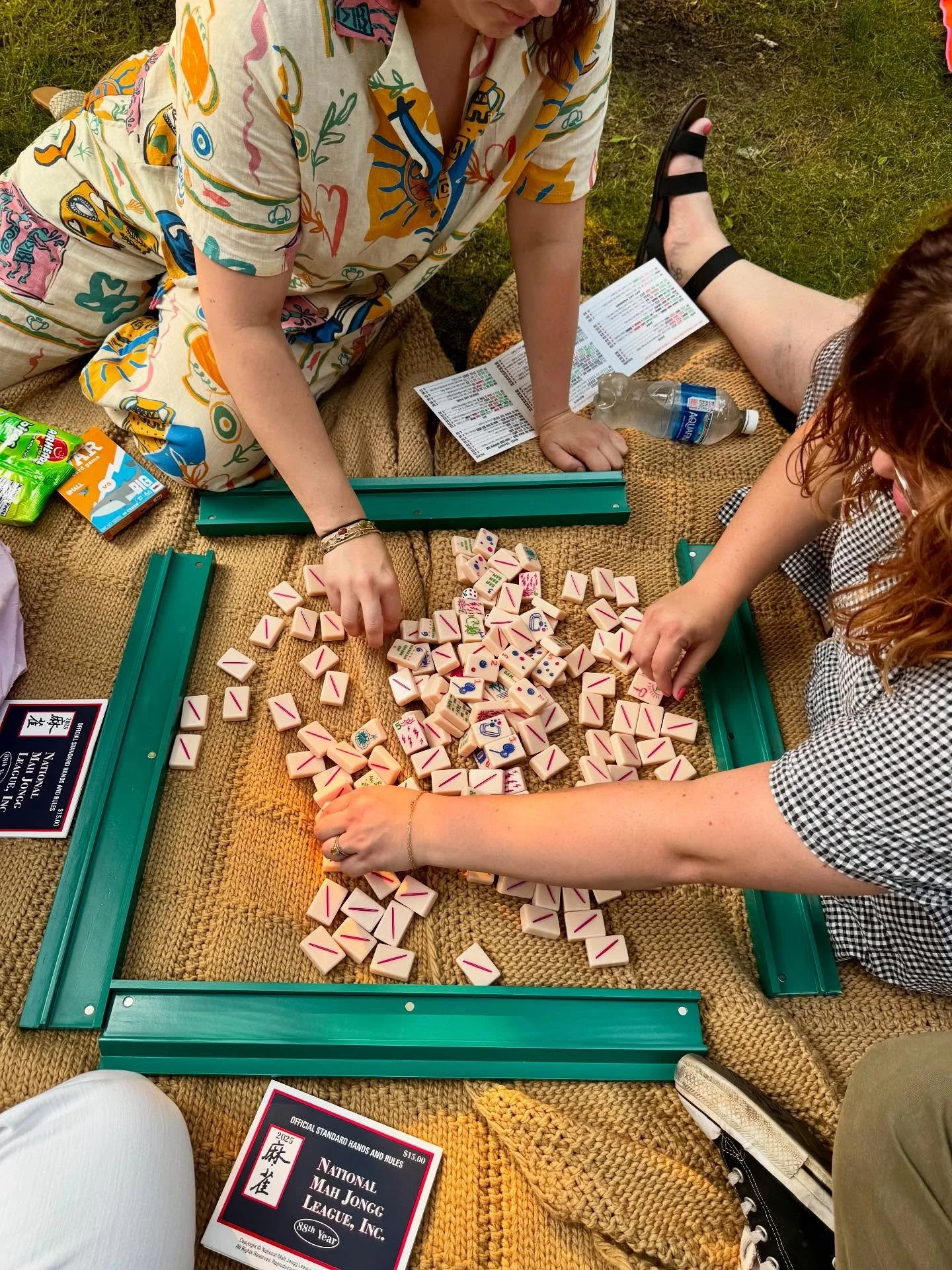 Nothing like a little picnic mahj lesson before an outdoor concert in the summer 💜💜💜

Tiles: Cheeky Line in Millennial Pink by @themahjongline 
Racks: Aqua racks from @peacelovemahjong 

#mahjong #mahjongg #mahjong🀄️ #mahj #bostonmahjong #mahjbos