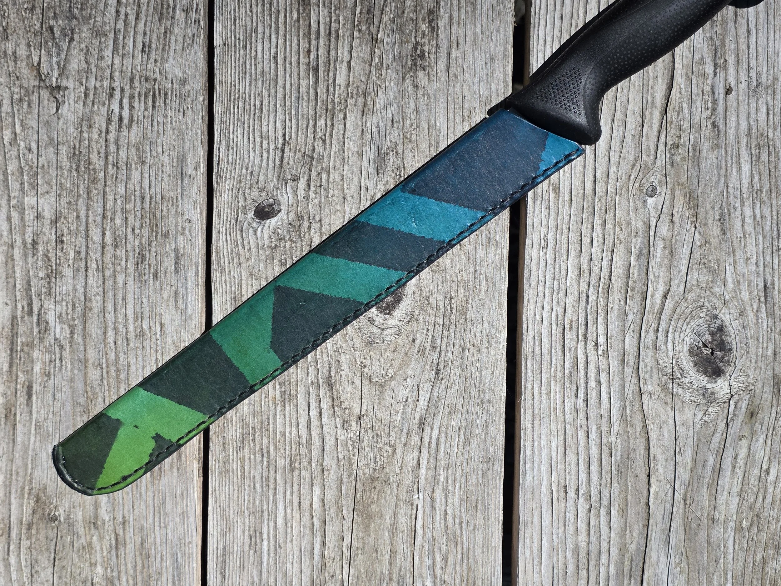 My personal Full-size Breadknife with a green to blue split fade, with black masking.