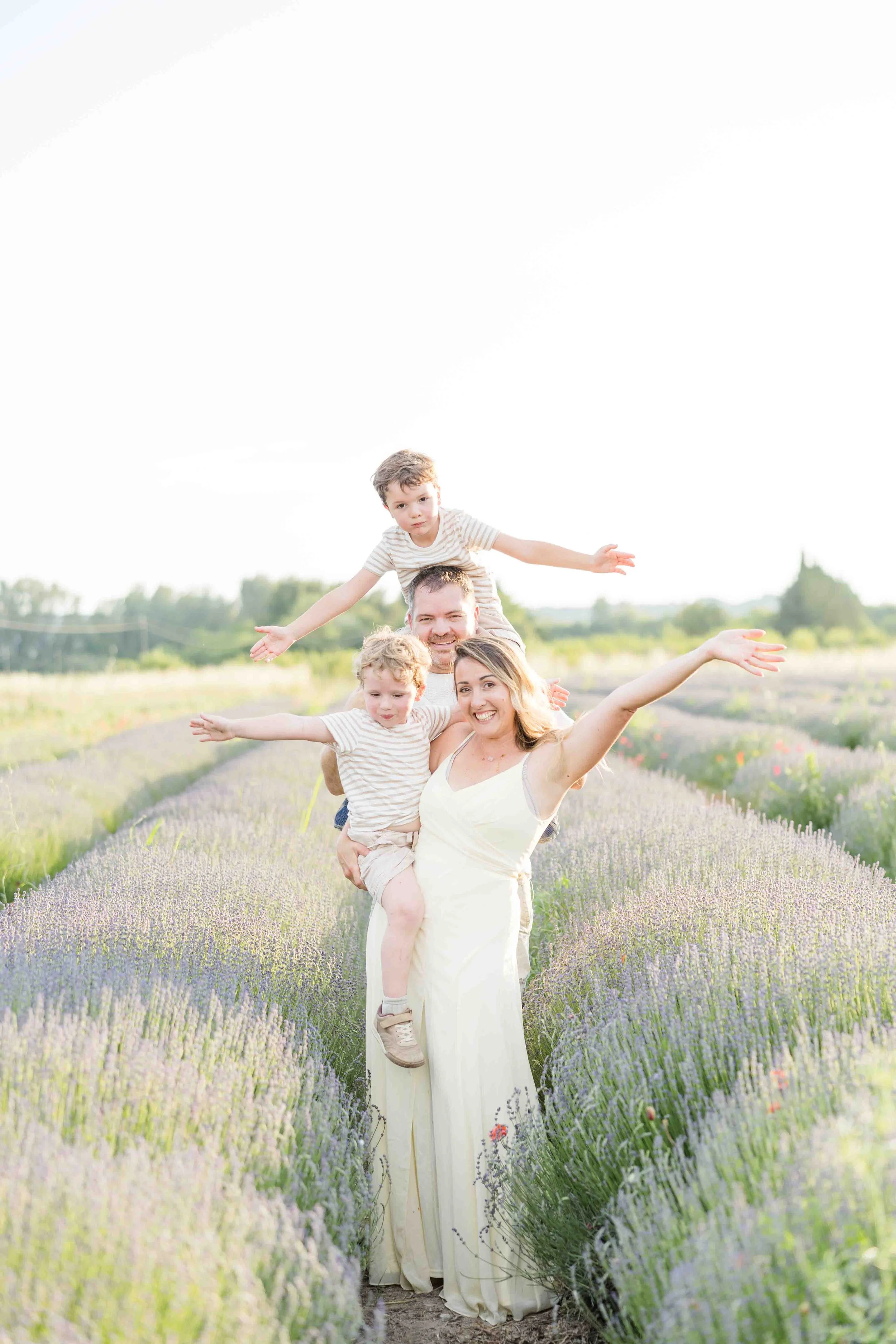 candid-family-portrait-lavender-field-provence