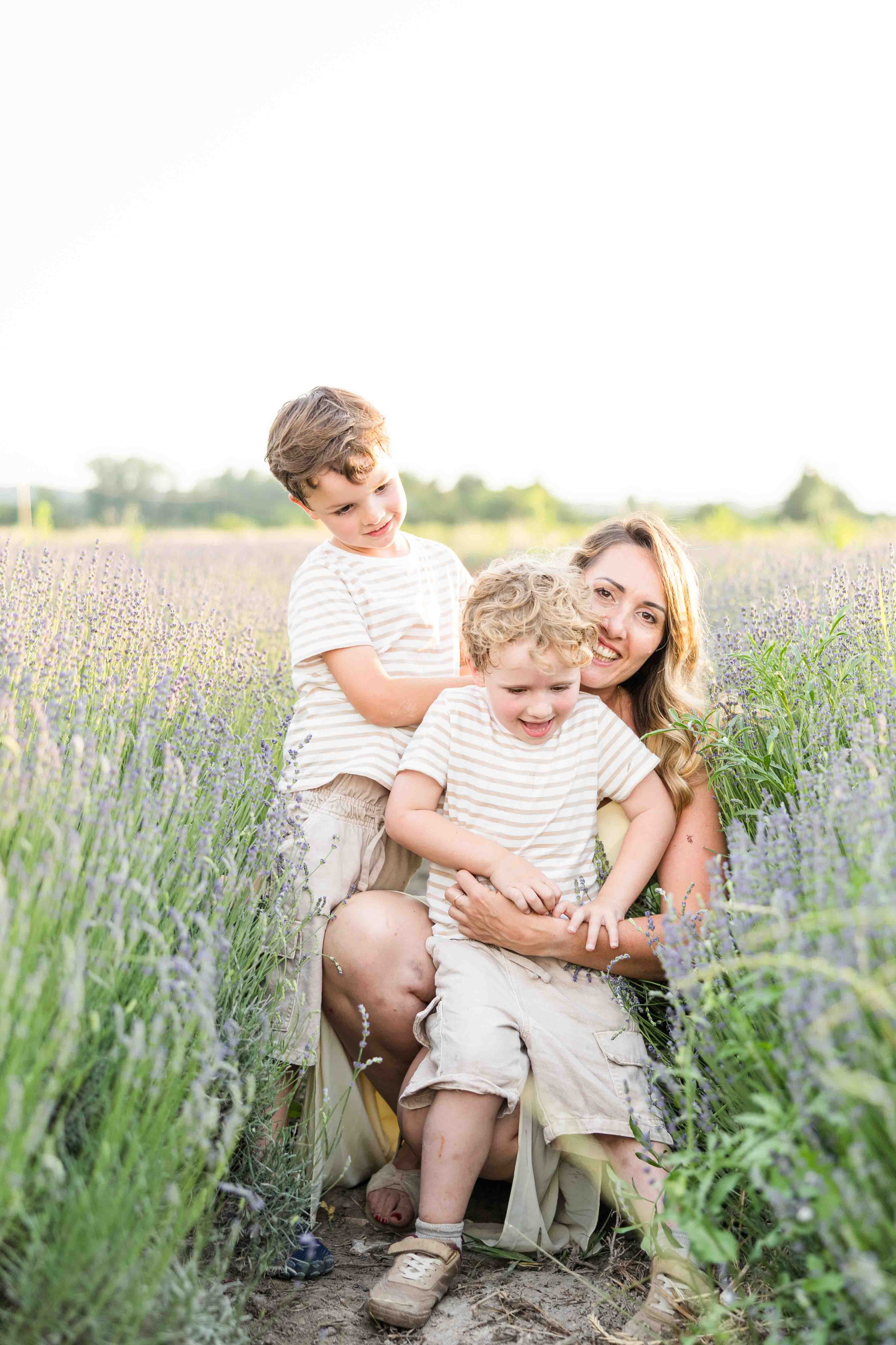 mother-and-sons-candid-photography-lavender