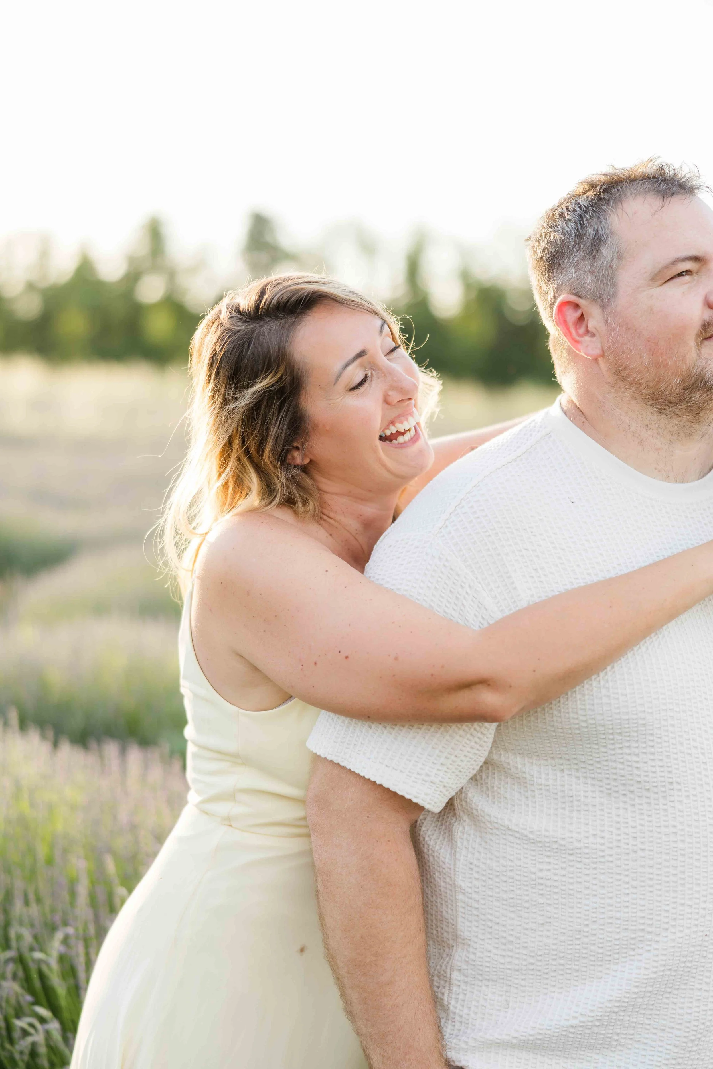 relaxed-couple-portrait-in-lavender