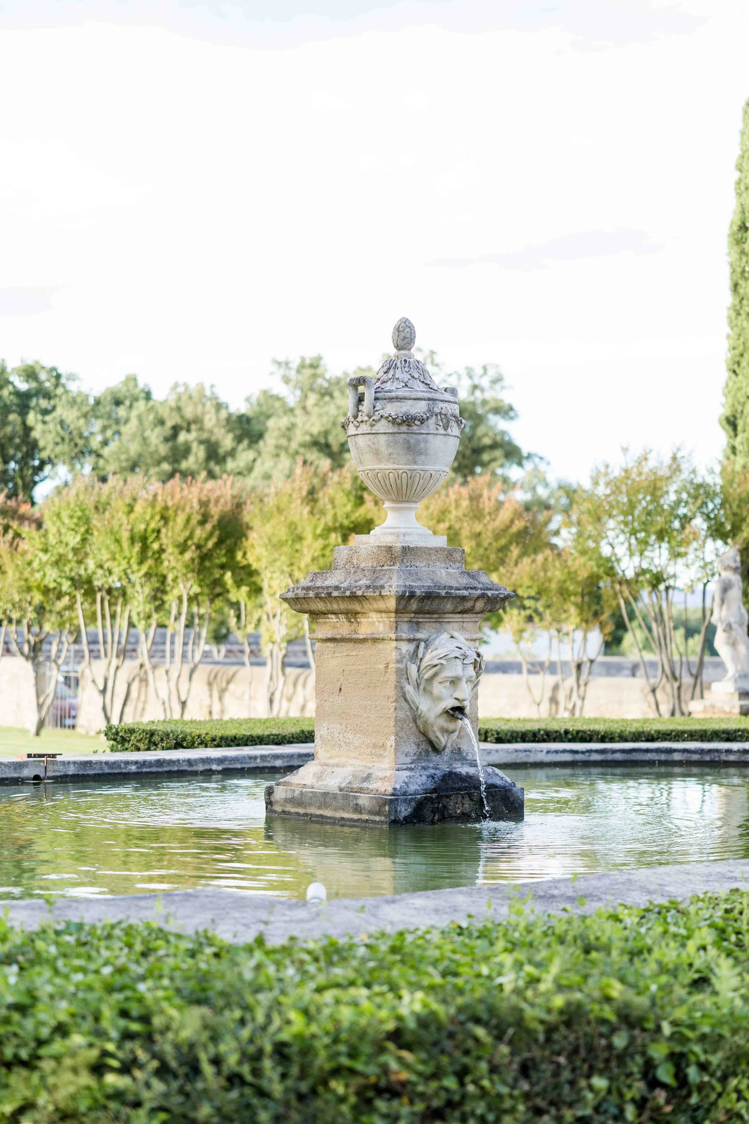 Château de Fonscolombe Fountain