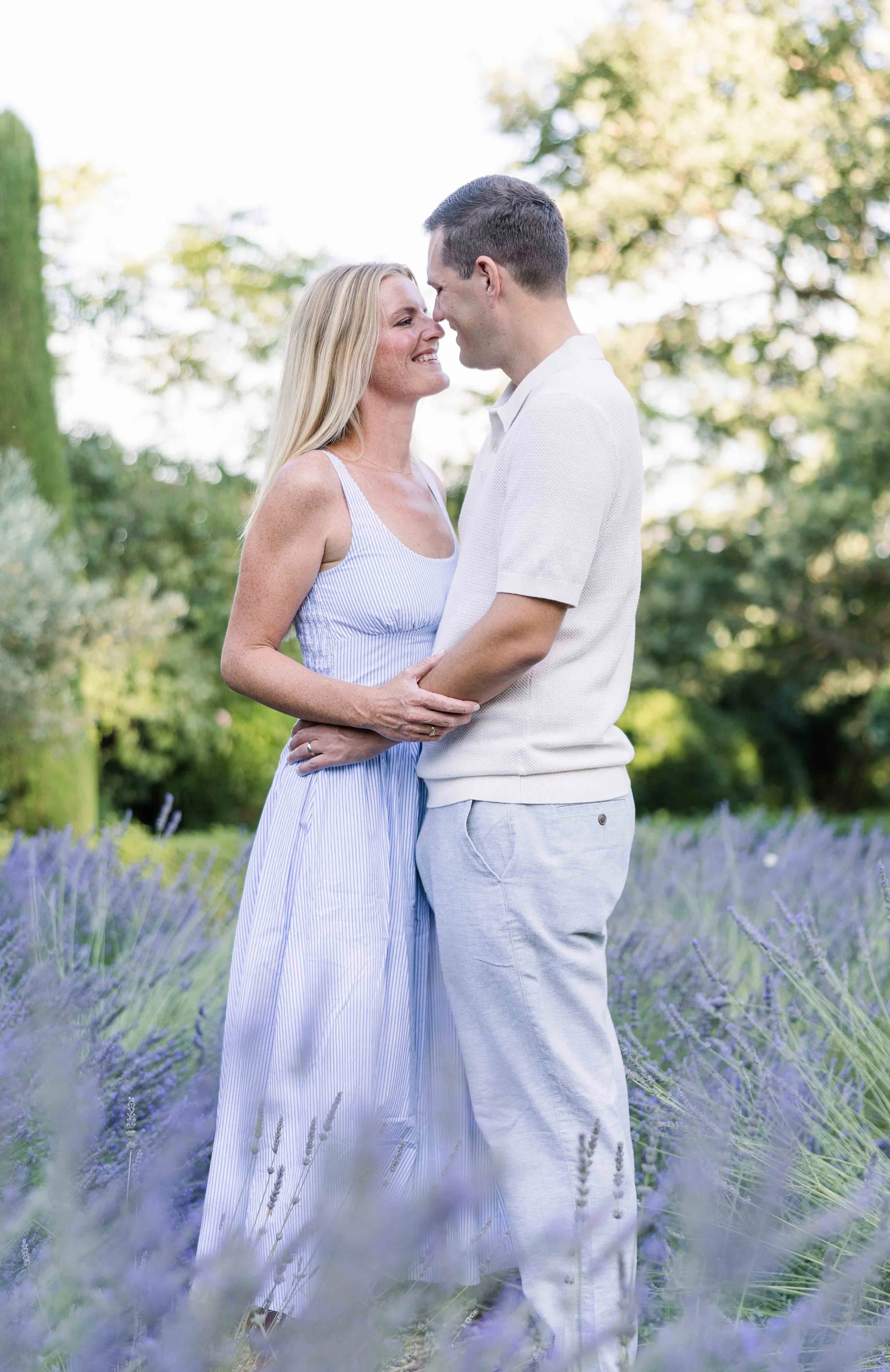 Couple embracing in the lavender at Domaine de Fontenille