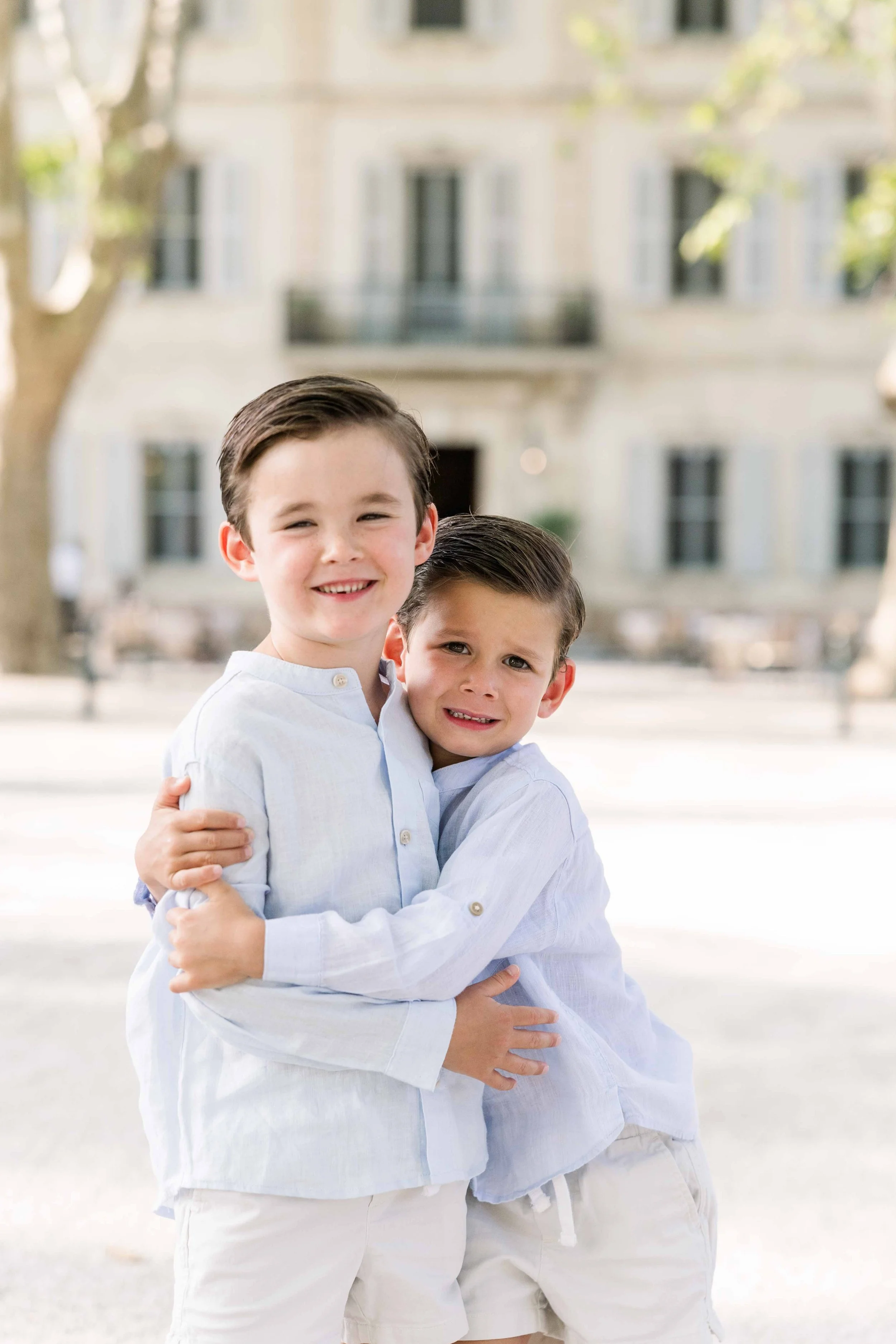 Siblings hugging during a family session in Provence