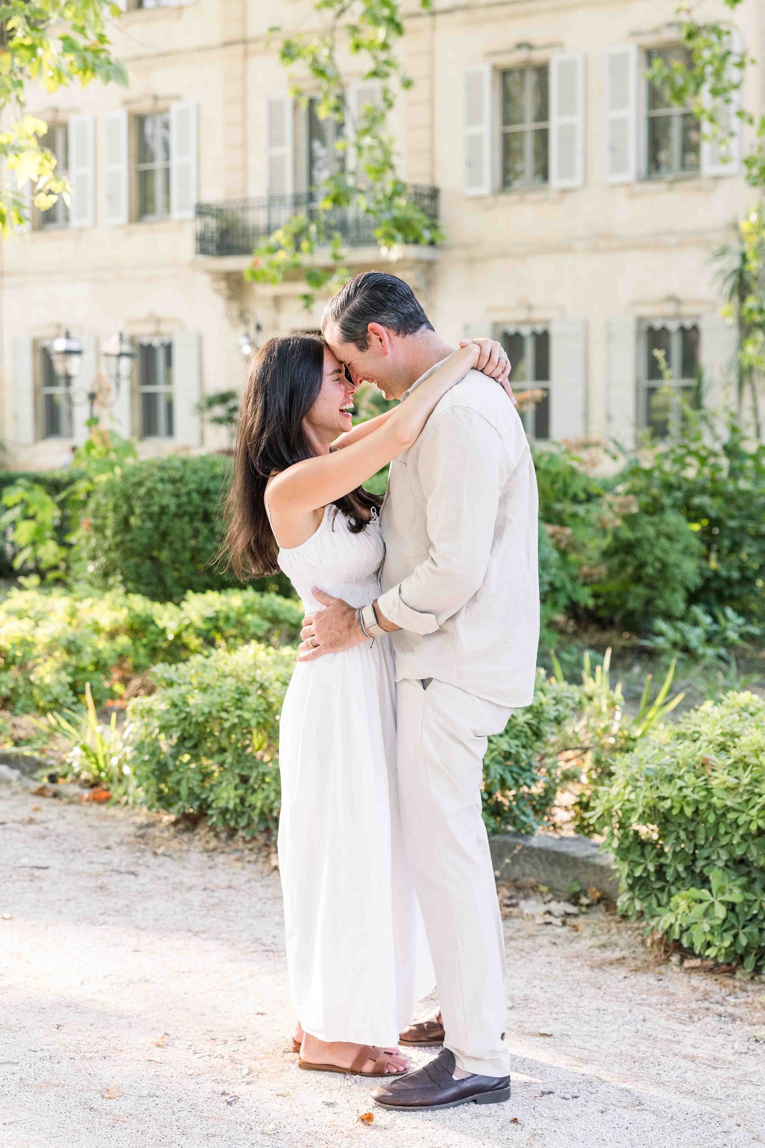Romantic embrace at Château des Alpilles Provence