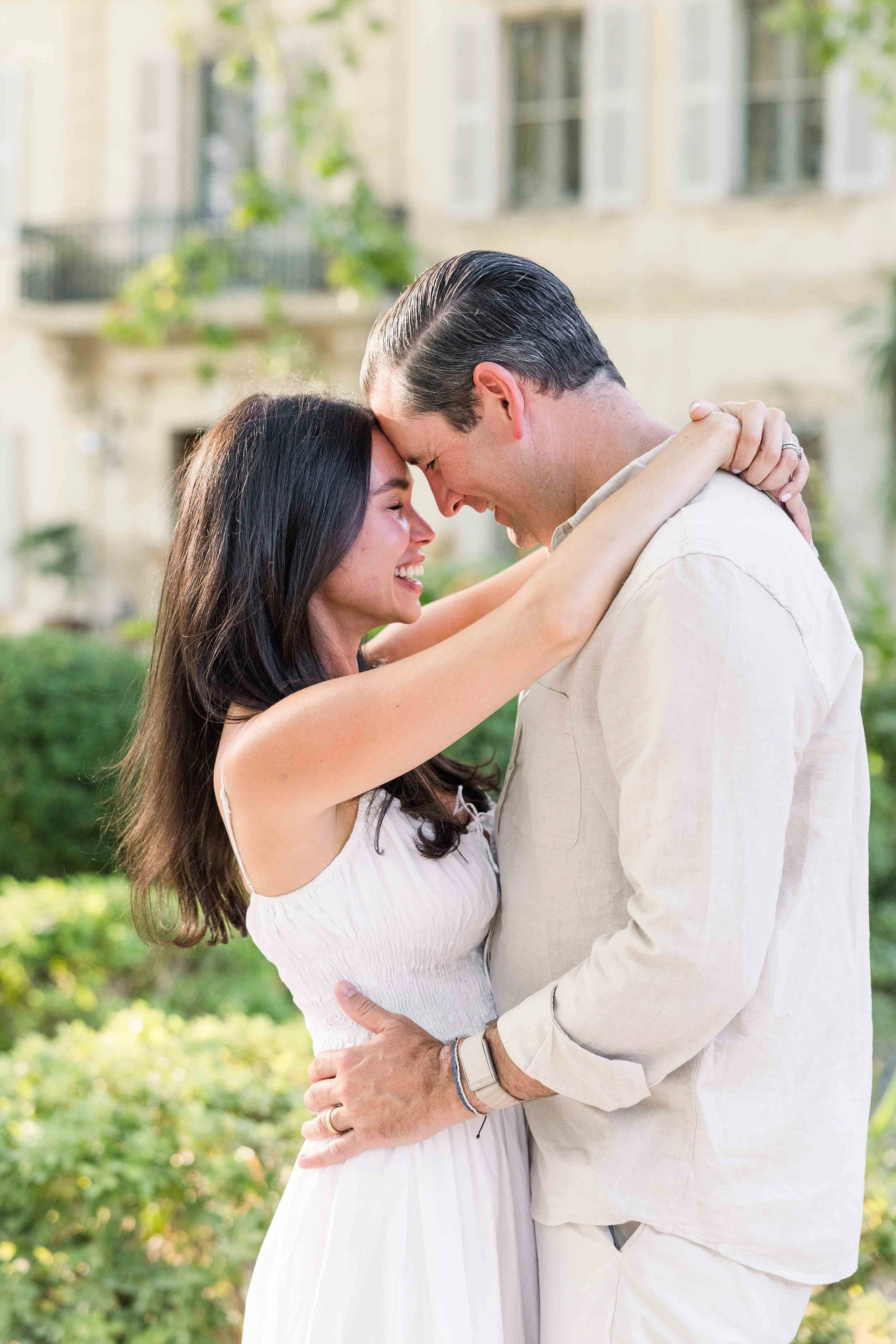 Romantic embrace at Château des Alpilles Provence