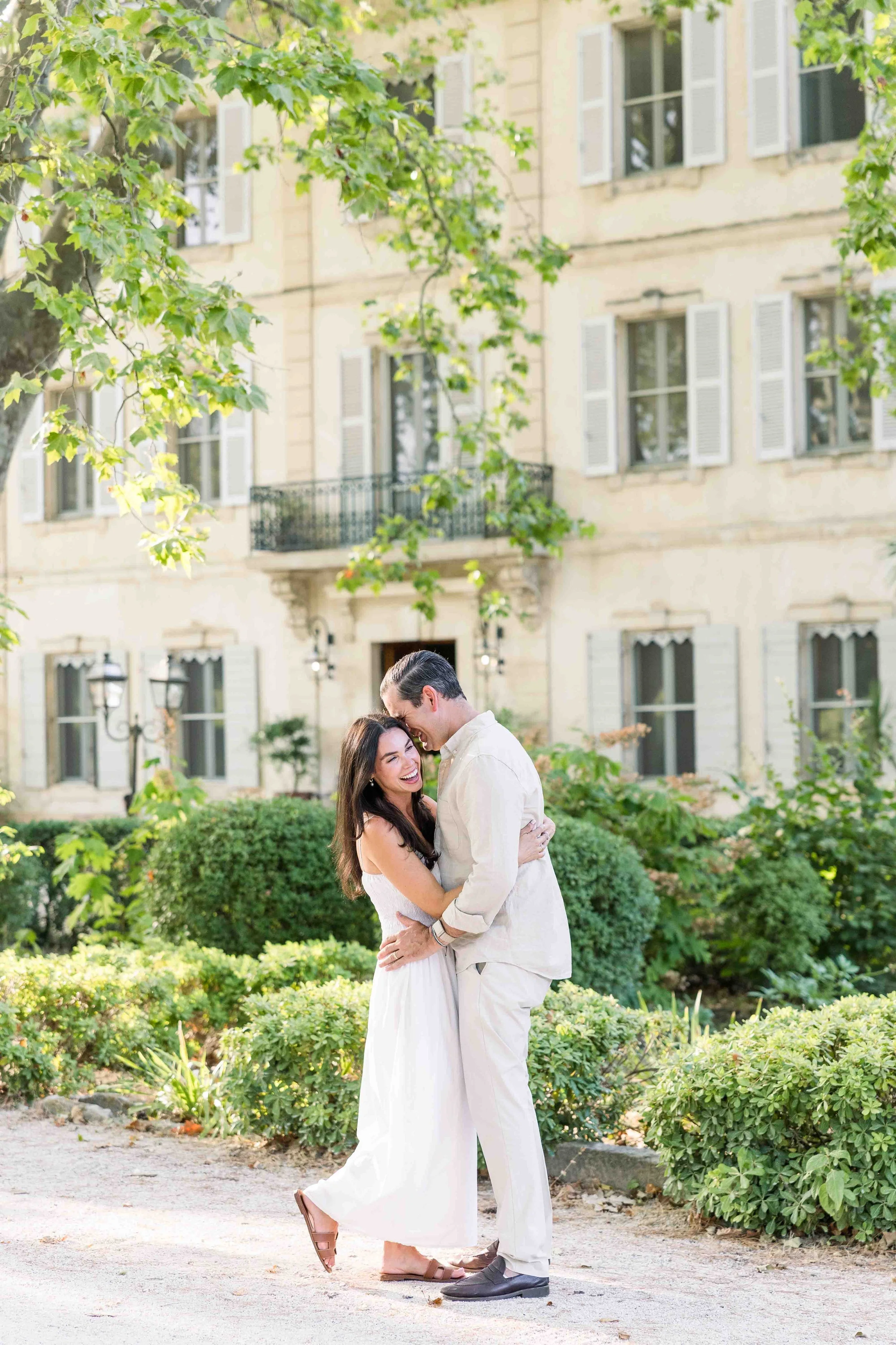 Couple photography session in Provence gardens