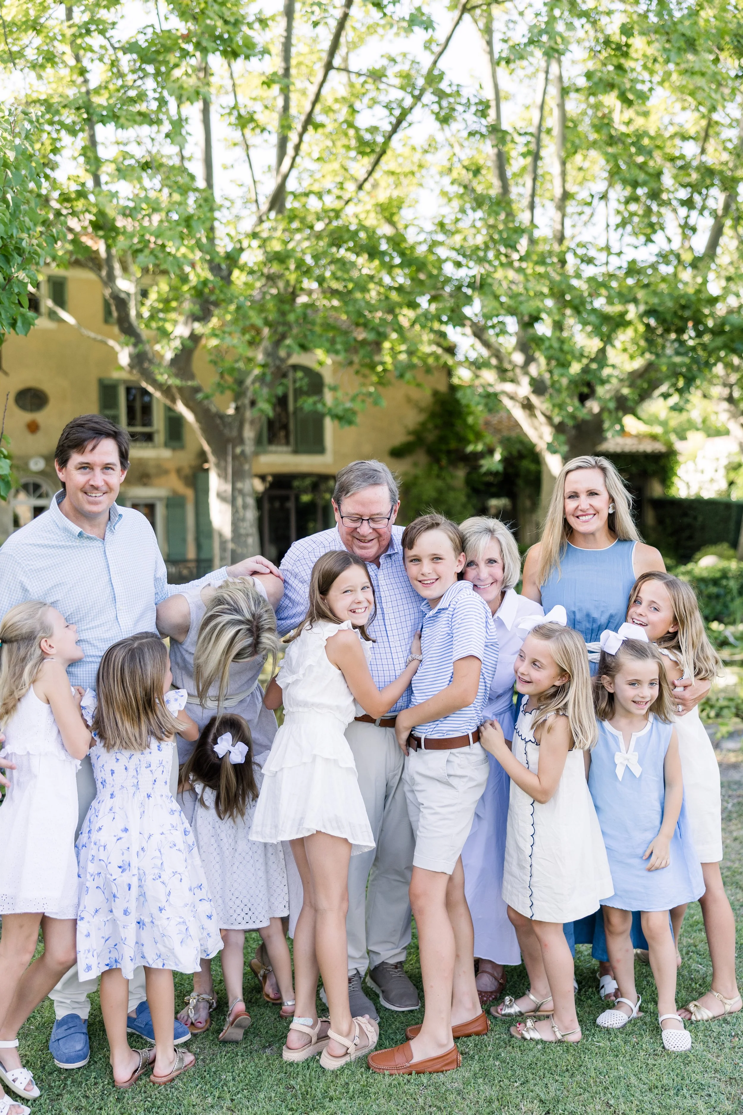Big family session in their rental property in provence