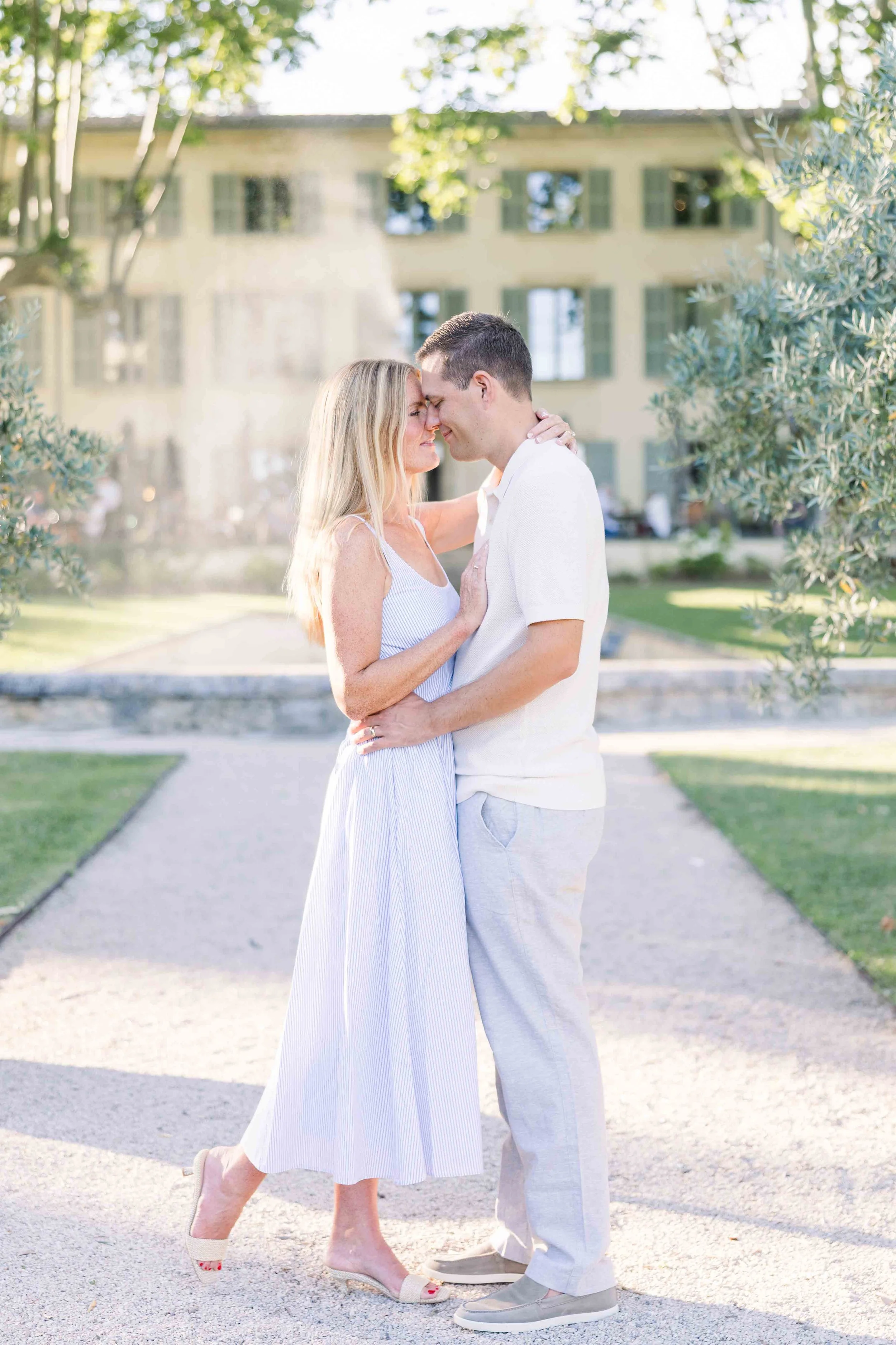 Couple posing in front of Domaine de Fontenille's beautiful gardens