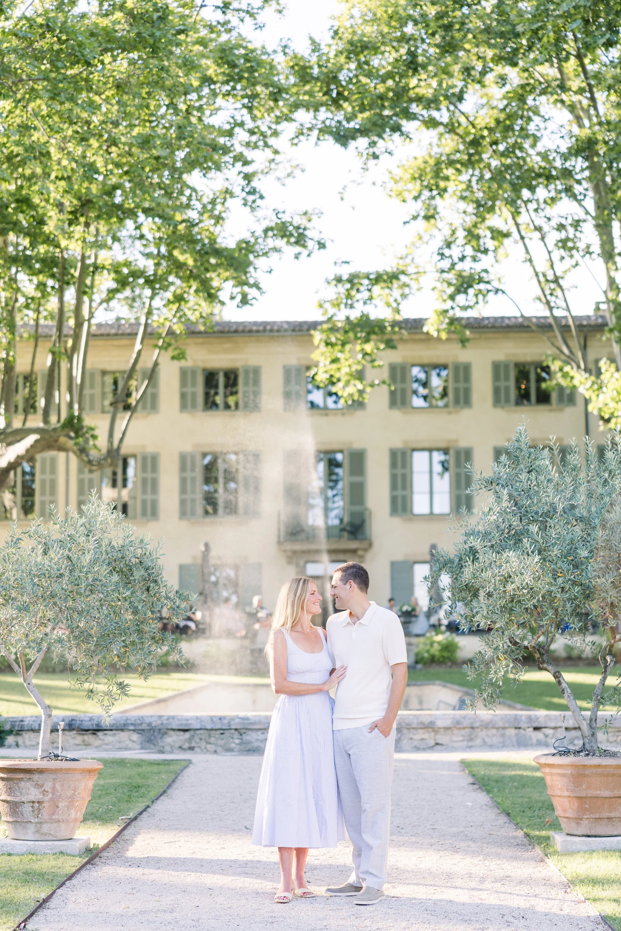 Couple portrait in domaine de fontenille in Lauris during their stay in provence