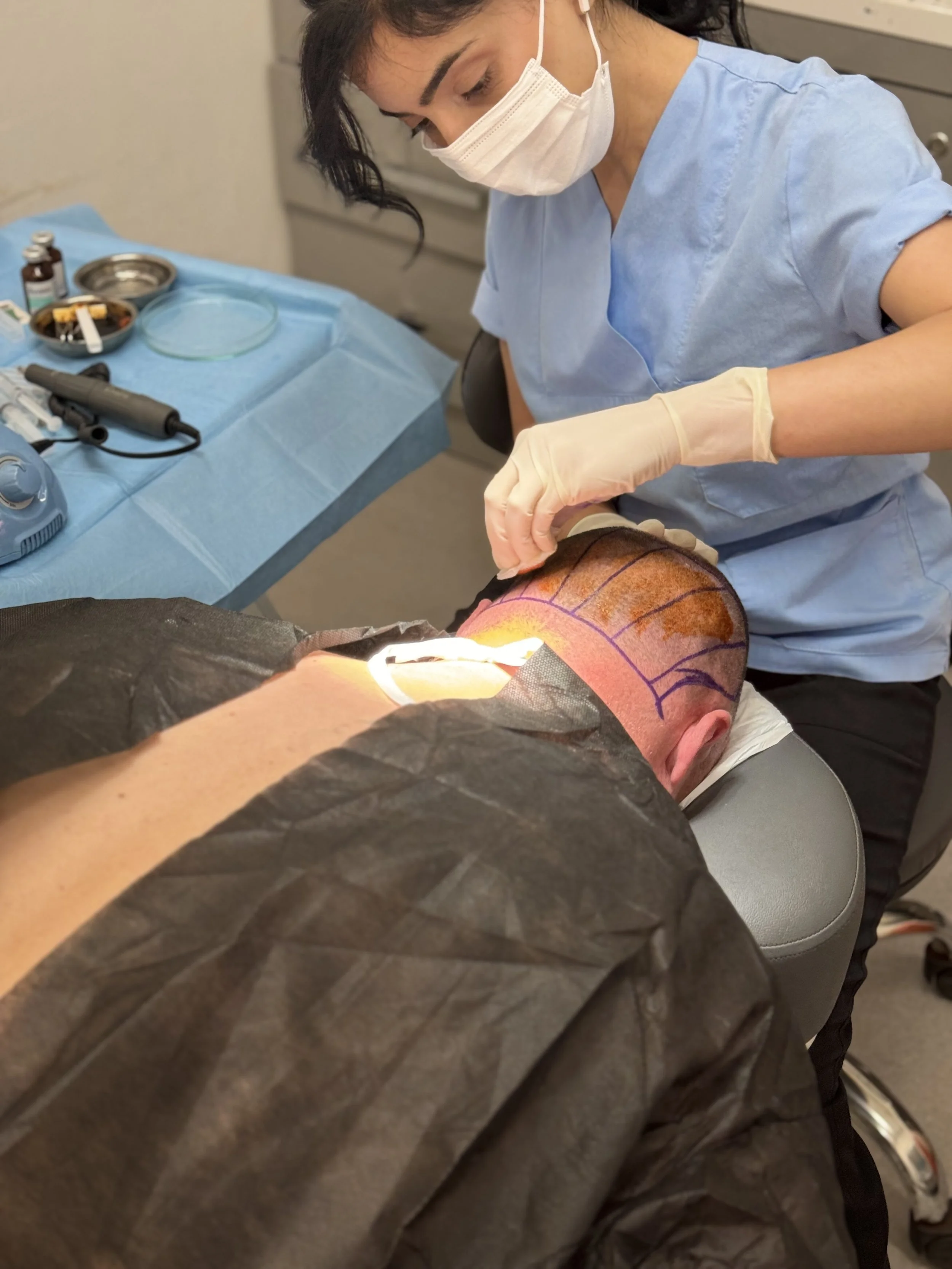 Hammaslääkäri työskentelee potilaan suussa klinikalla.