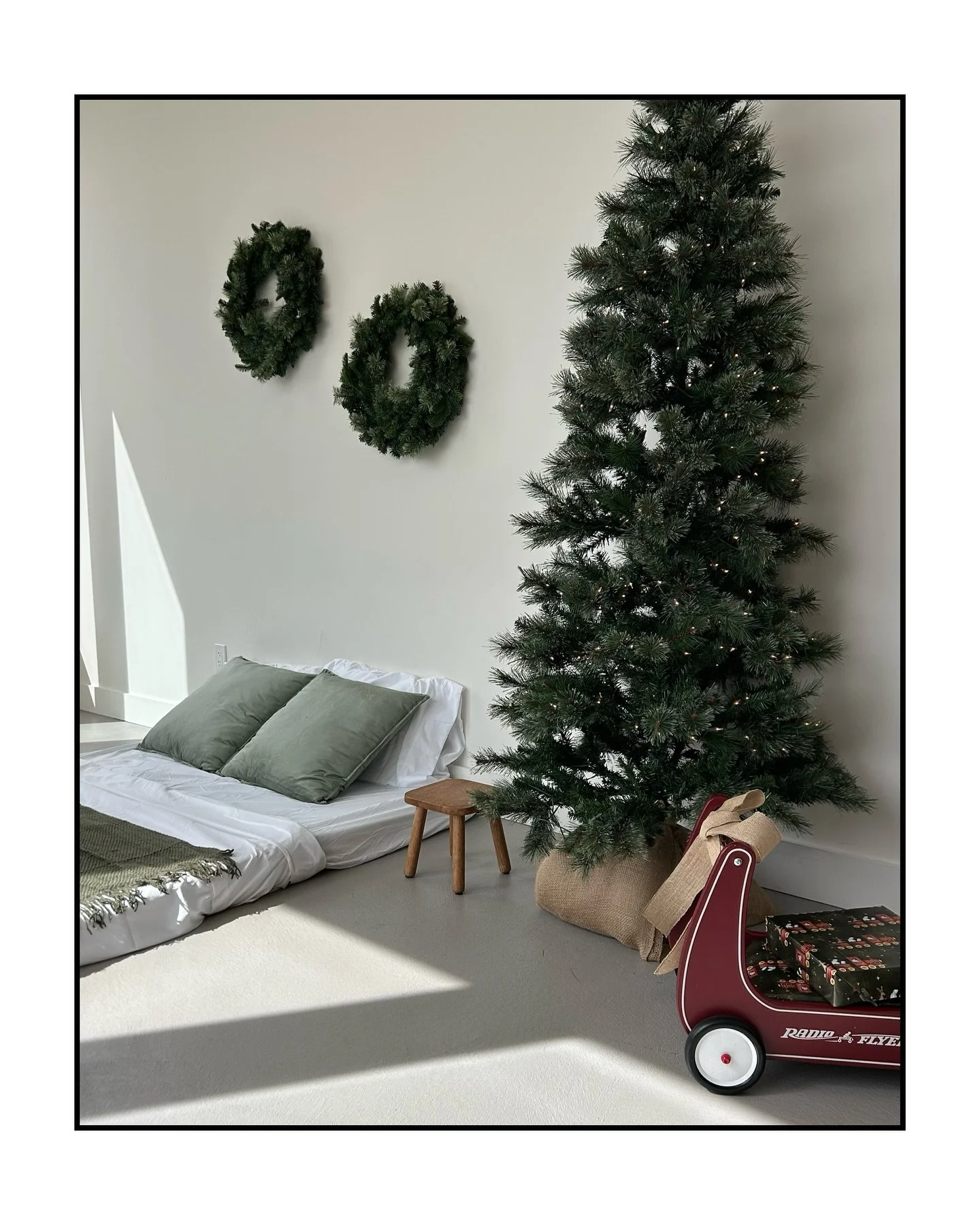 &mdash; HOLIDAY SETS AT ST&Uuml;DIO 9010 &mdash;

a cozy nod to Christmas 🎄 // our 2025 holiday inspo sets are ready to bring your vision to life

what&rsquo;s included:

bedroom set &bull; floor bed + sheets, earthy tones, soft whites, Christmas tr