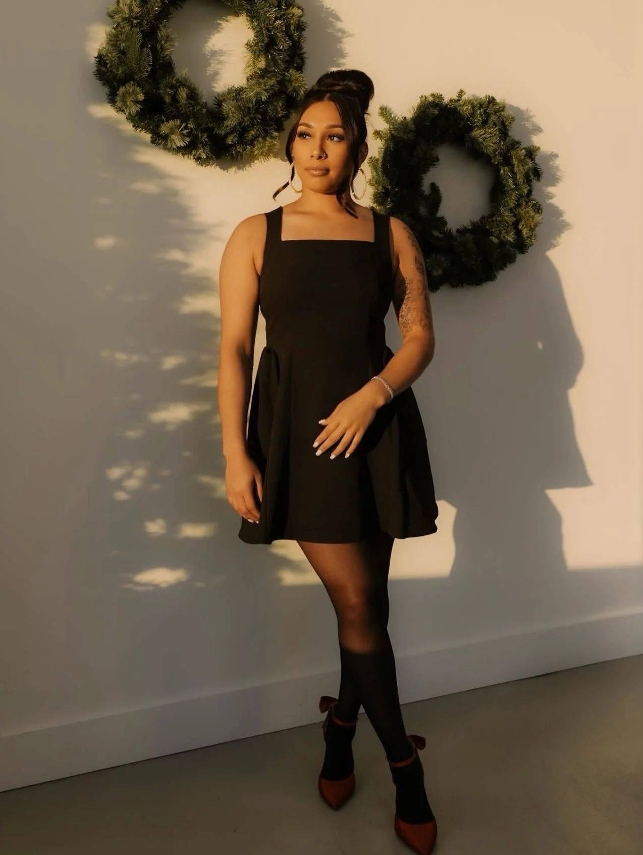 Golden hour at the studio just hits different. 🌅
2 more weeks of Holiday sets!

Photos by @shotsbysades_ 📸
#photographystudio #contentstudio #eastbay #brentwoodca #contracostacounty