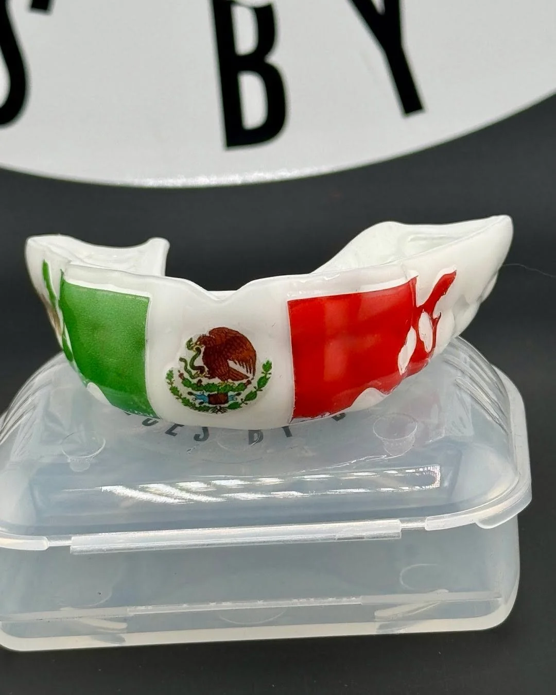 Proudly sporting a custom Mexican flag mouthpiece! 🇲🇽 Vibrant, bold, and built for comfort. 

#deor #custommouthpiece #mouthpiecesbydeor #custommouthpiecesbydeor #MexicanPride #boxing #boxingpride