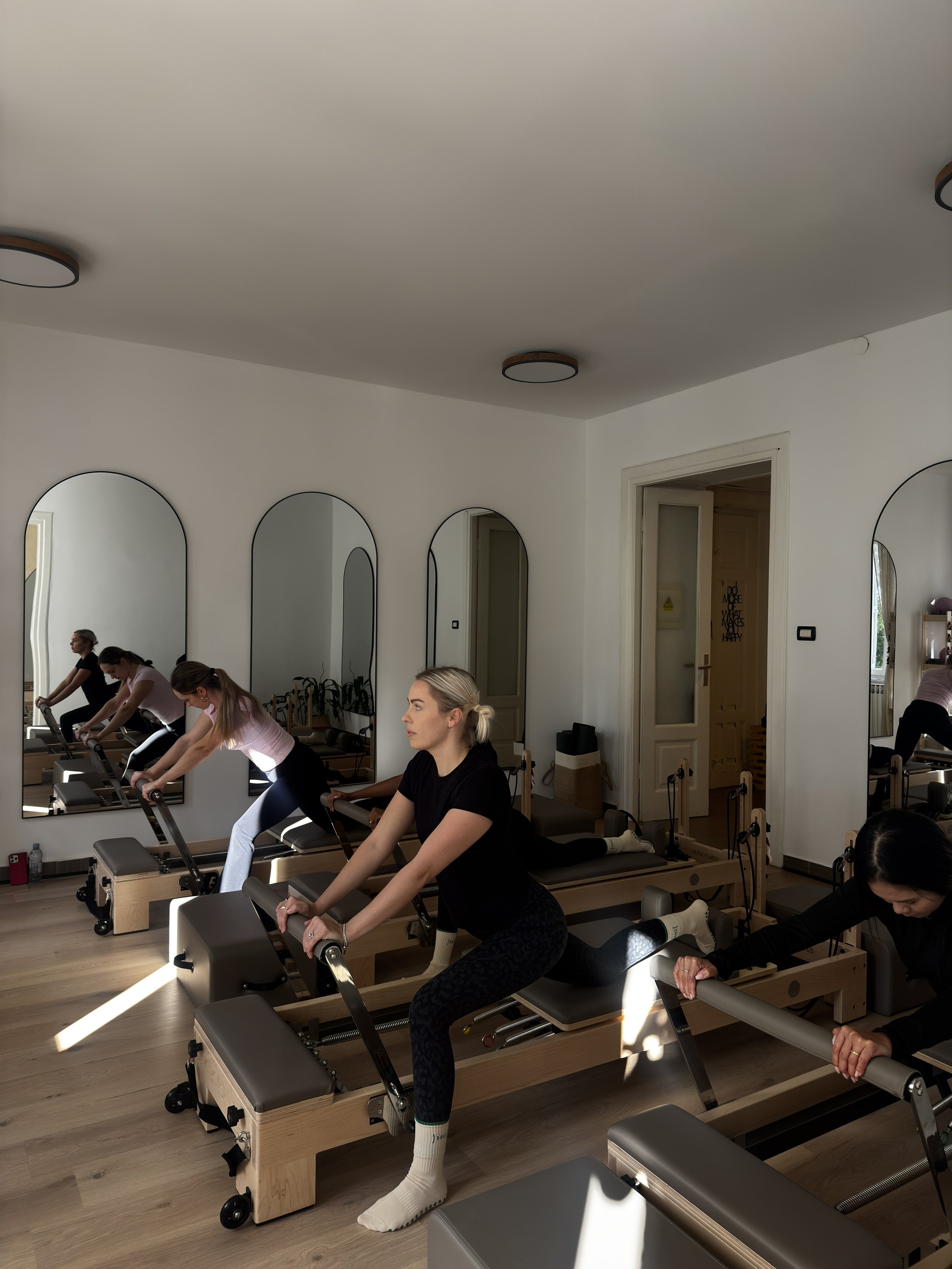 reformer pilates Rijeka, žene vježbaju na reformeru u centru Rijeke u studiju  Harmony Ground