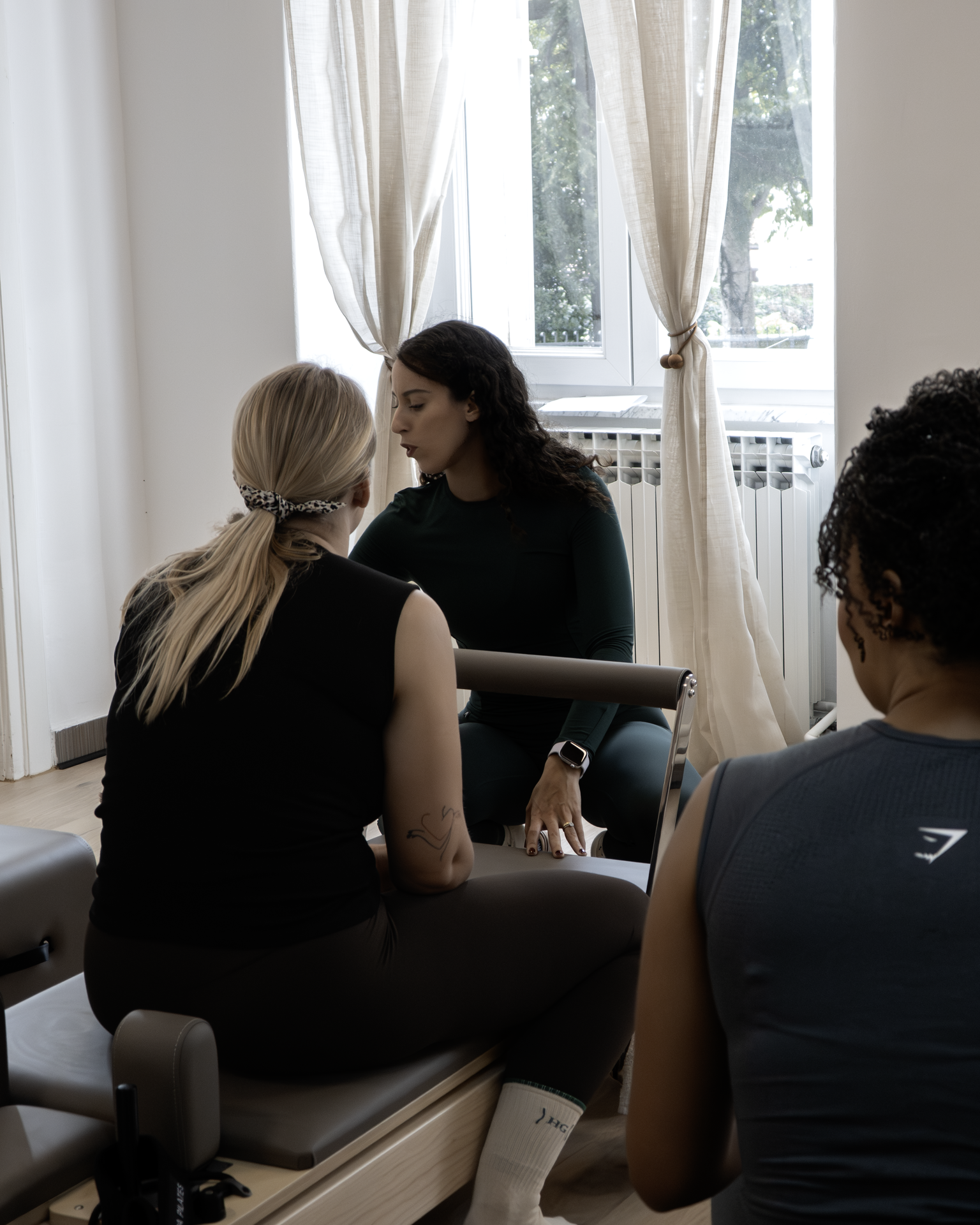 instruktorica vodi reformer pilates trening za grupu žena u centru Rijeke, u studiju za reformer pilates Harmony Ground