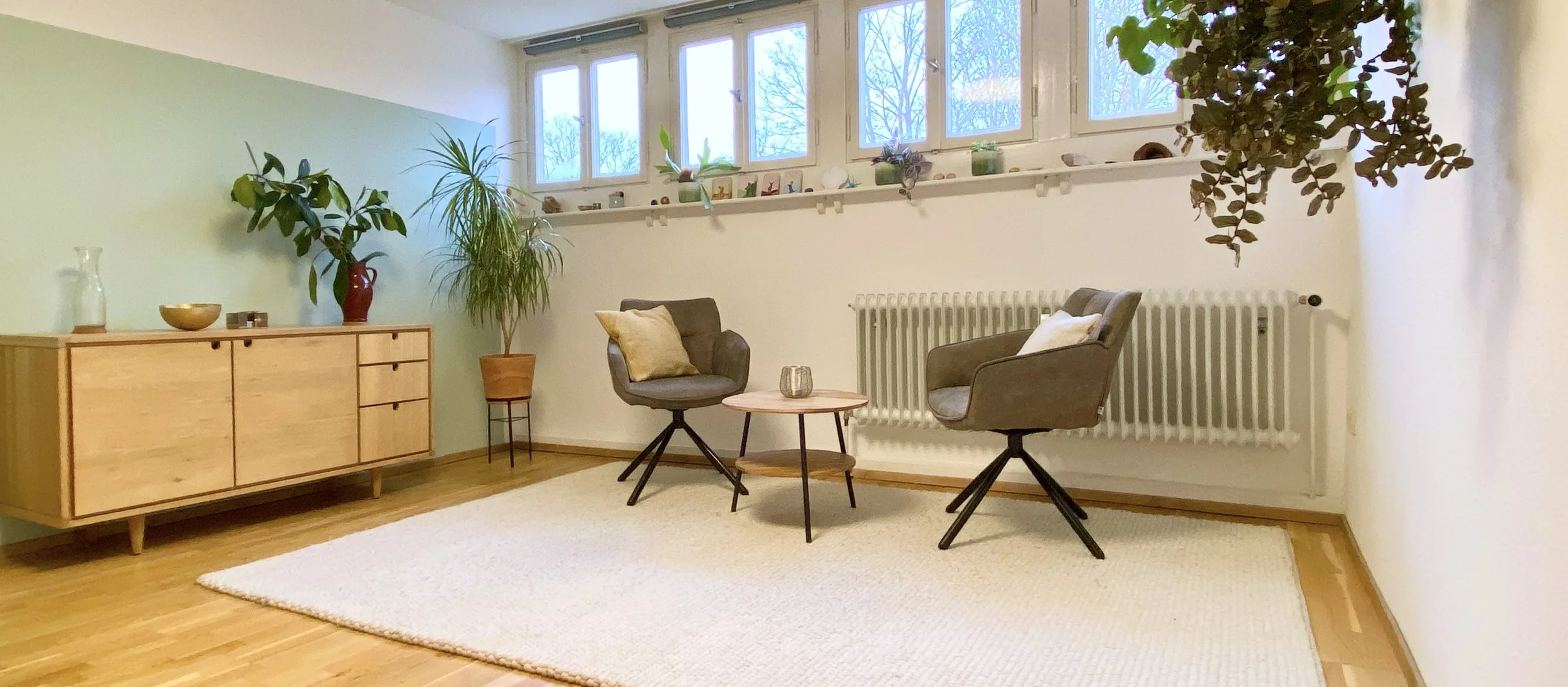 Raum mit 2 gemütlichen Stühlen auf weißem Wollteppich