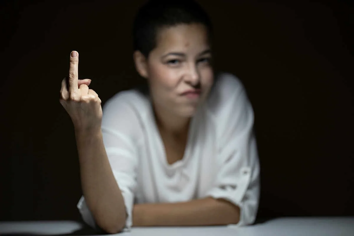 Frau zeigt verärgert den Stinkefinger