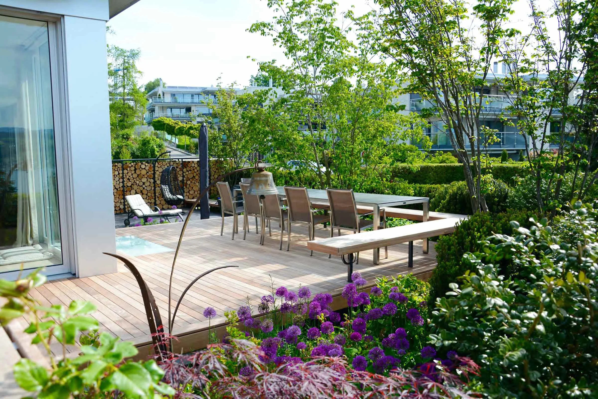 familiengarten-holzterrasse-baumschatten-stauden.jpg