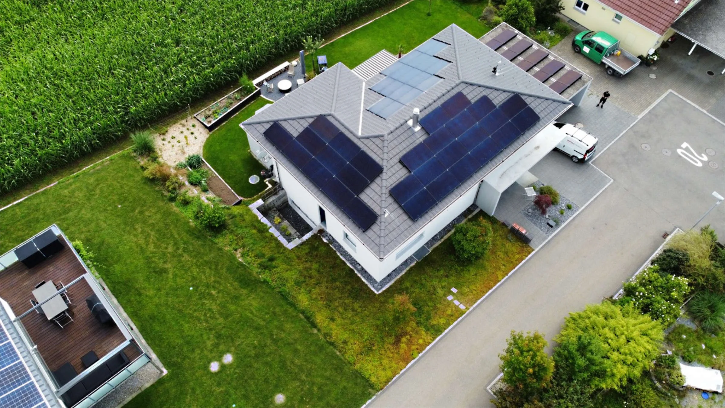 Foto Vogelperspektive Haus mit Garten und Solarzellen