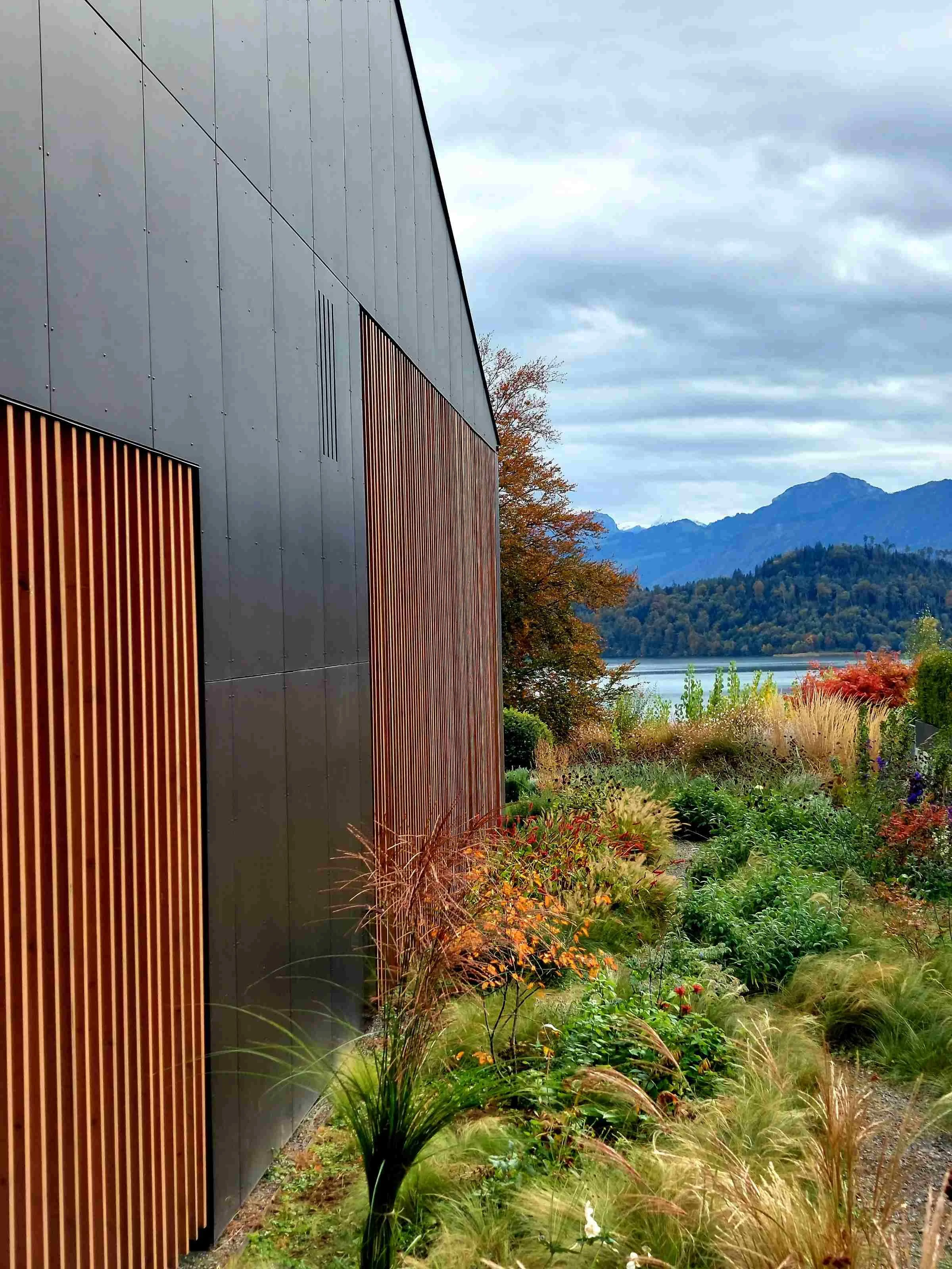 Wie ein architektonisches Farbkonzept im Garten lesbar wird : Anorak-Haus Risch (ZG)