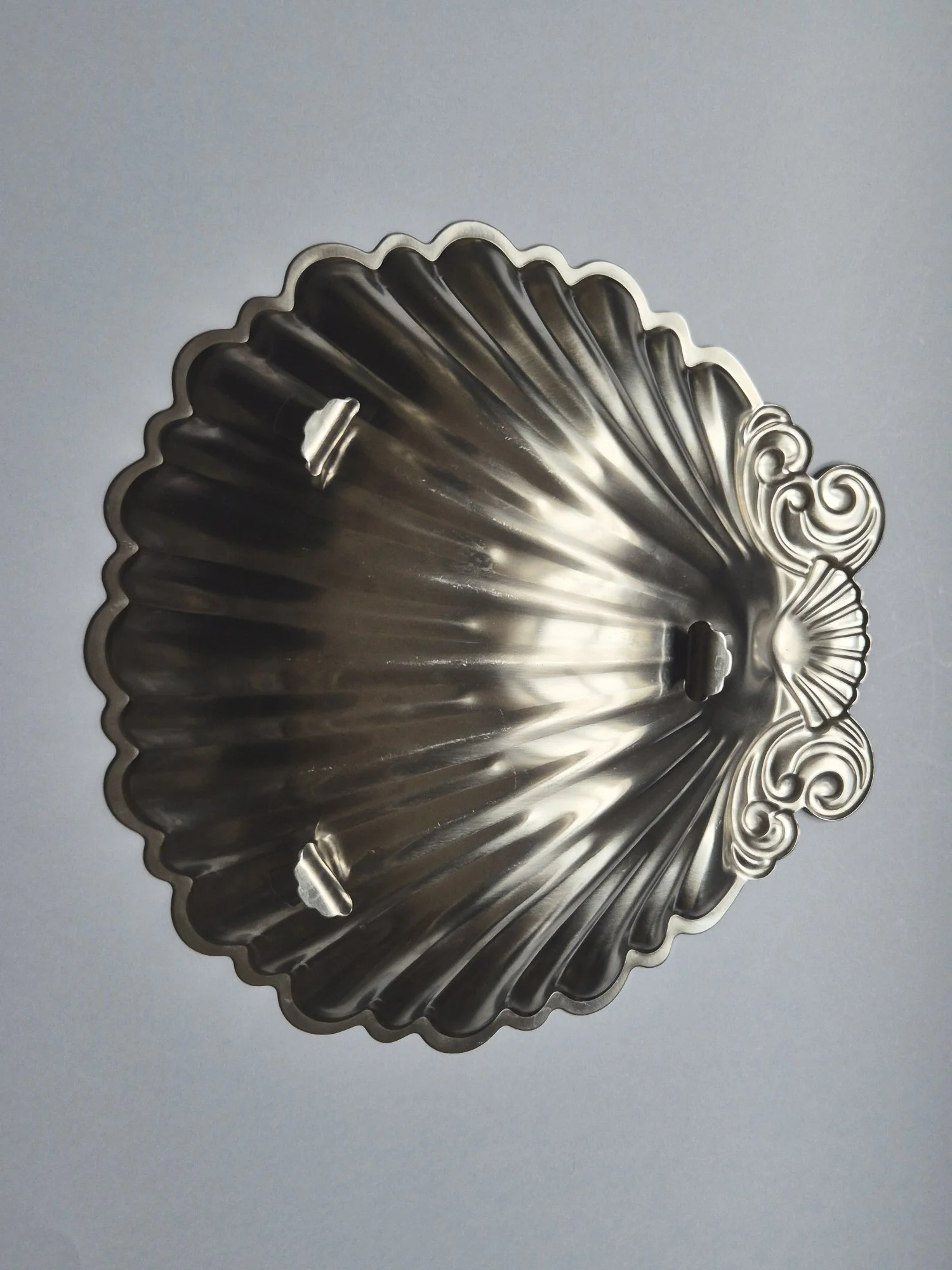 Large shell-shaped platter