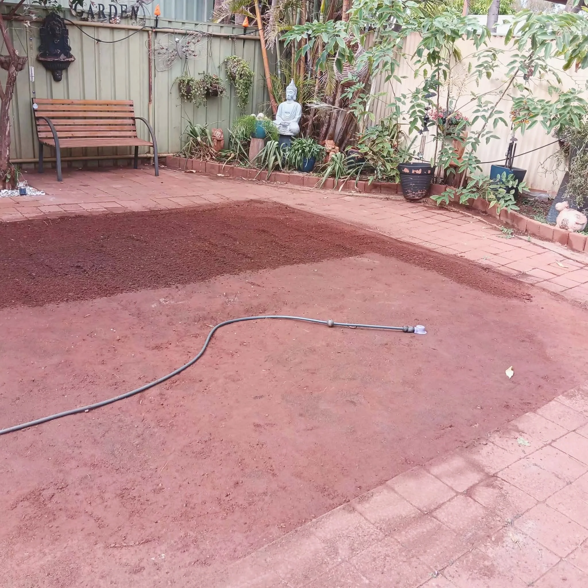 We love a before and after - this one is all @lucy-anne who snapped up some fresh turf from our recent delivery! 

Nothing better than a bit of green amongst the red dirt! 

@gardeningaustralia