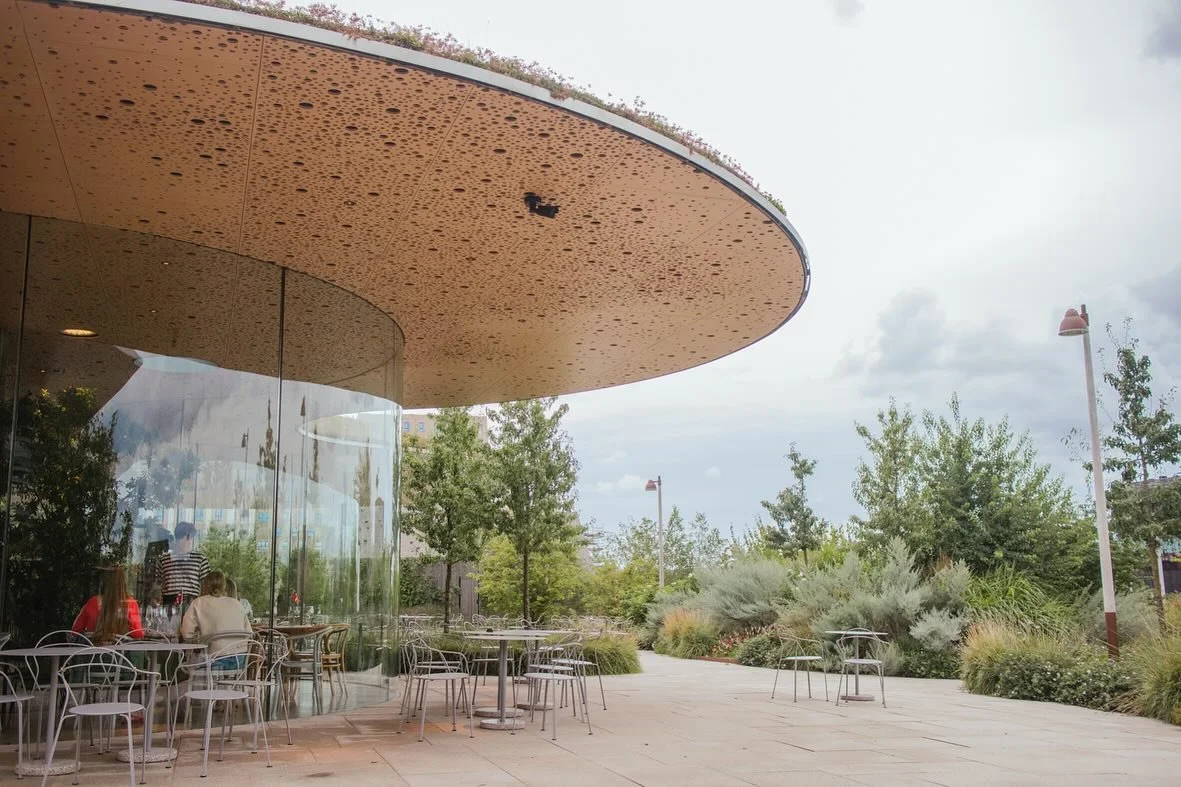 Vorteil am Schulalltag: ein bisschen mehr Zeit f&uuml;r mich, um endlich auch mal die privaten Urlaubsfotos zu sichten. Ich muss euch den Opera Park in Kopenhagen zeigen. 2023 er&ouml;ffnet und vom Landschaftsarchitekturb&uuml;ro Cobe geplant: Ein wu