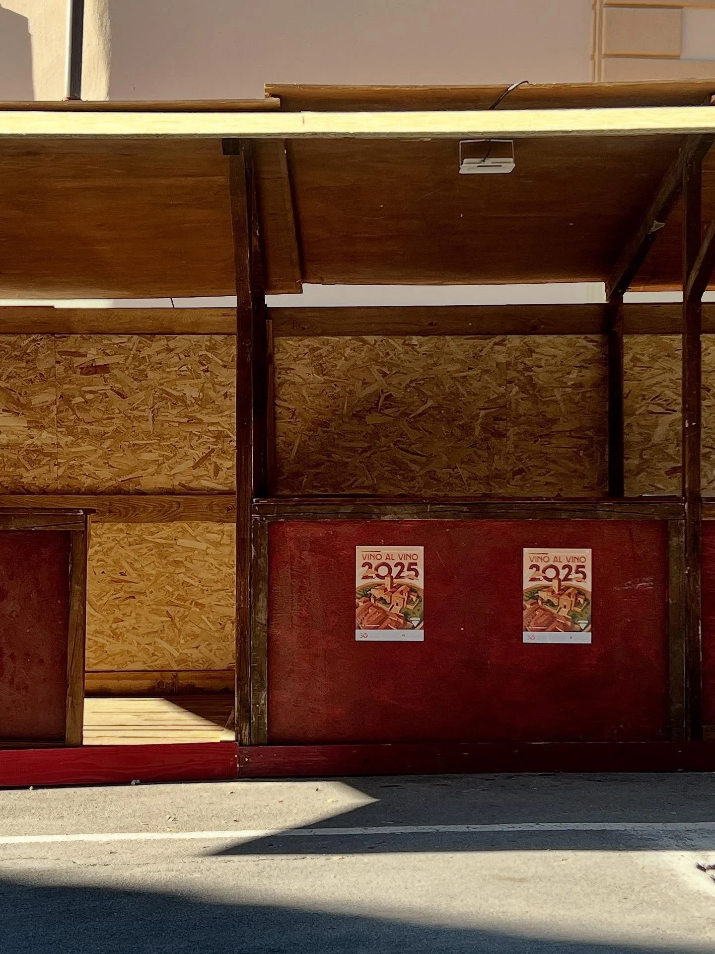 Gerade wird noch aufgebaut. Heute startet das j&auml;hrliche 
Vino al Vino Fest in  Panzano in Chianti. Das  30. Jubil&auml;um darf ich fotografisch festhalten 📷