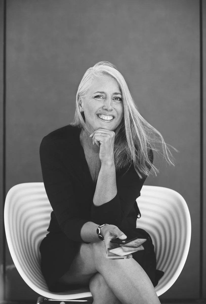 frau posiert auf einem Sessel