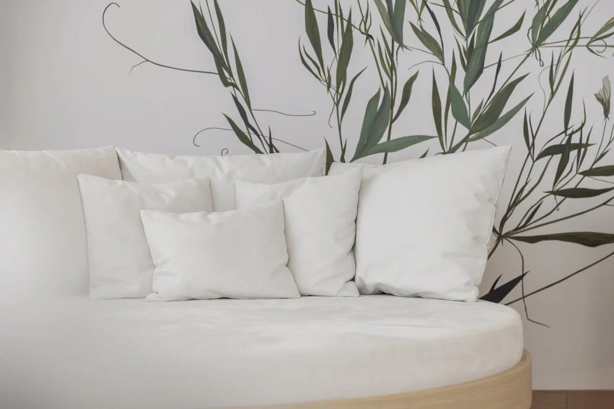 Ausschnitt eines Loungsmöbels mit Ranken im Hintergrund