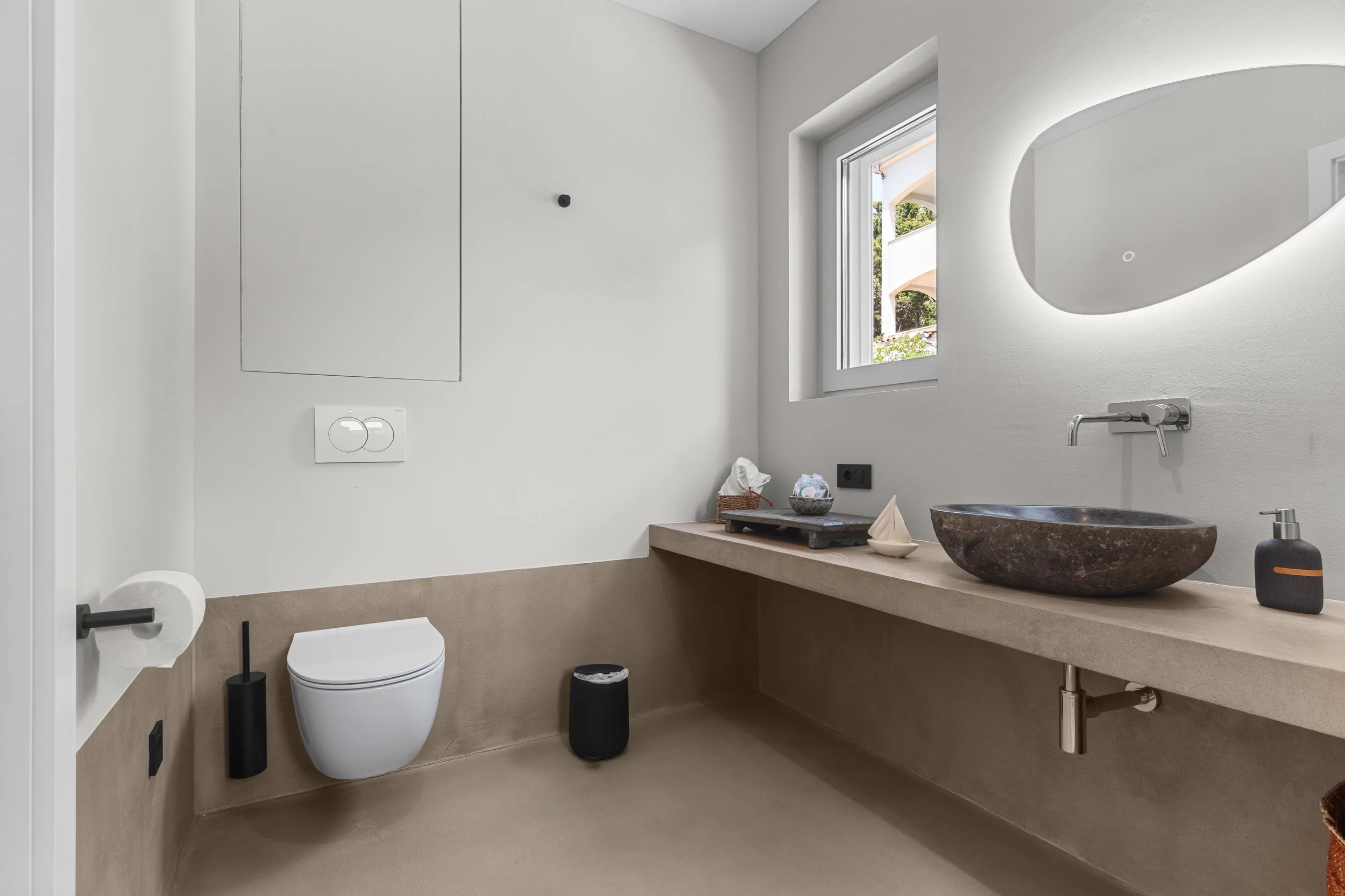 Luksuzna kupaona s rustikalnim detaljima u vili - fotografiranje interijera