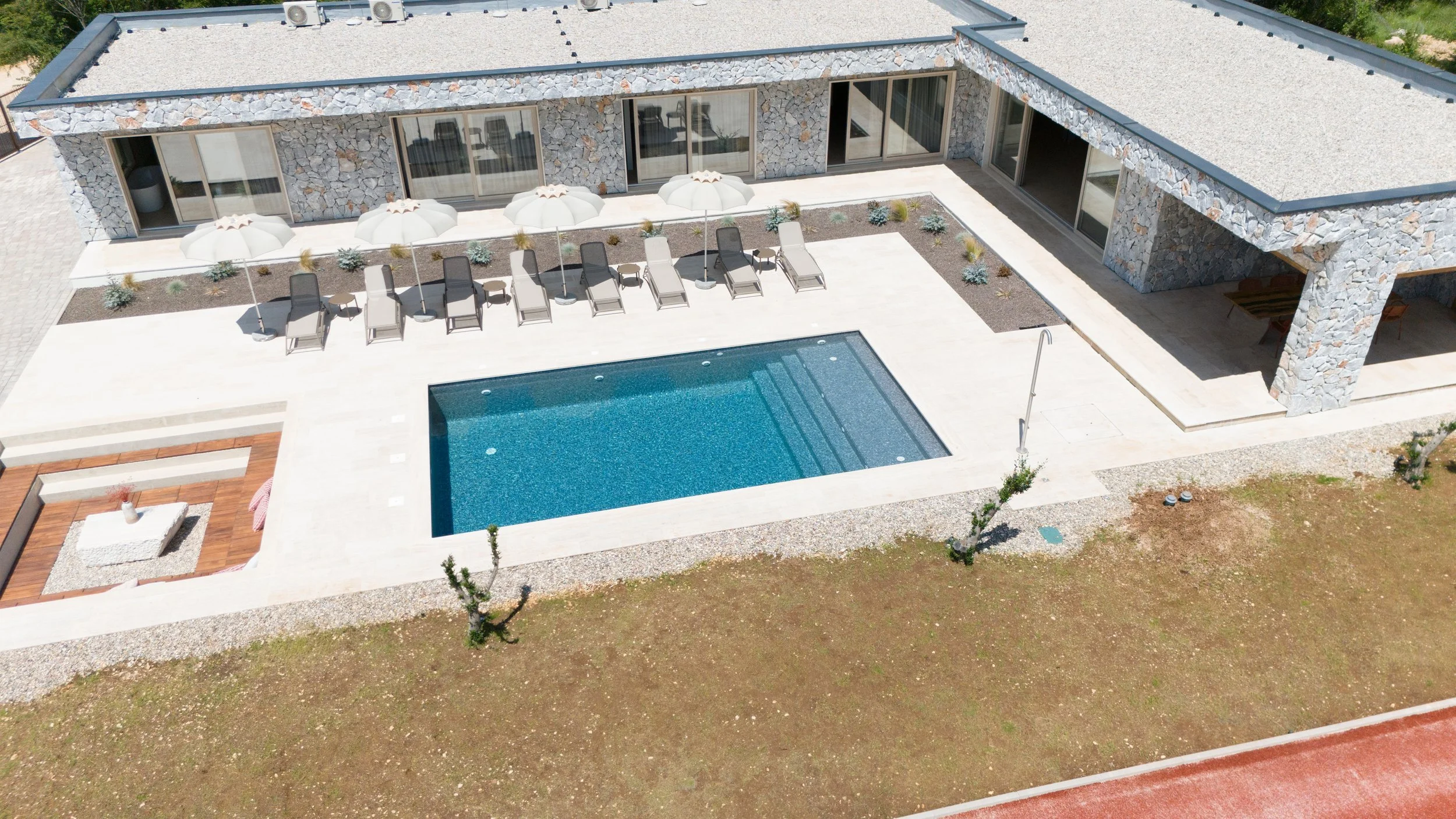 Ležaljke uz bazen i sunčalište – slikanje apartmana i vila za turistički najam