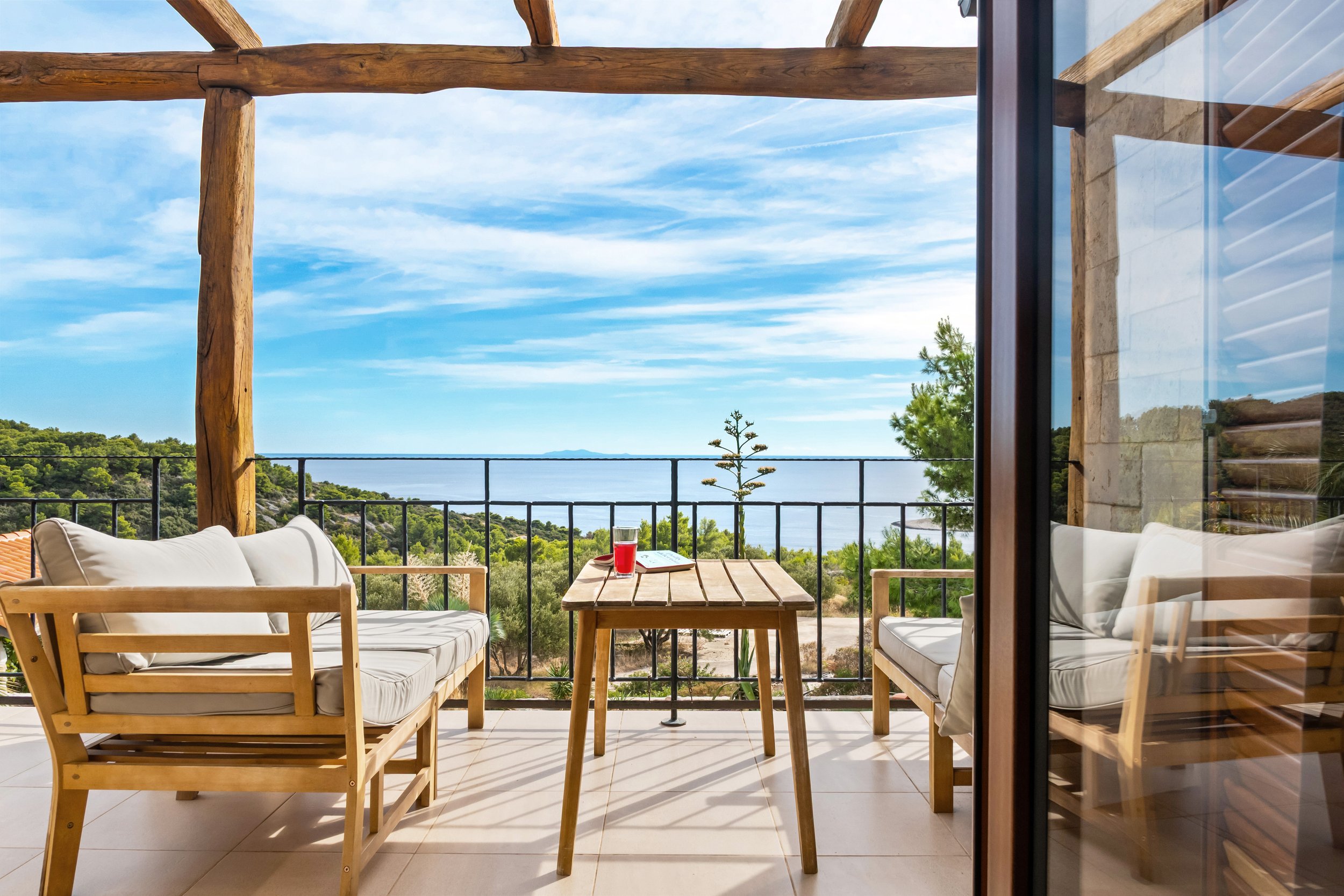 Pogled iz spavaće sobe na terasu i more