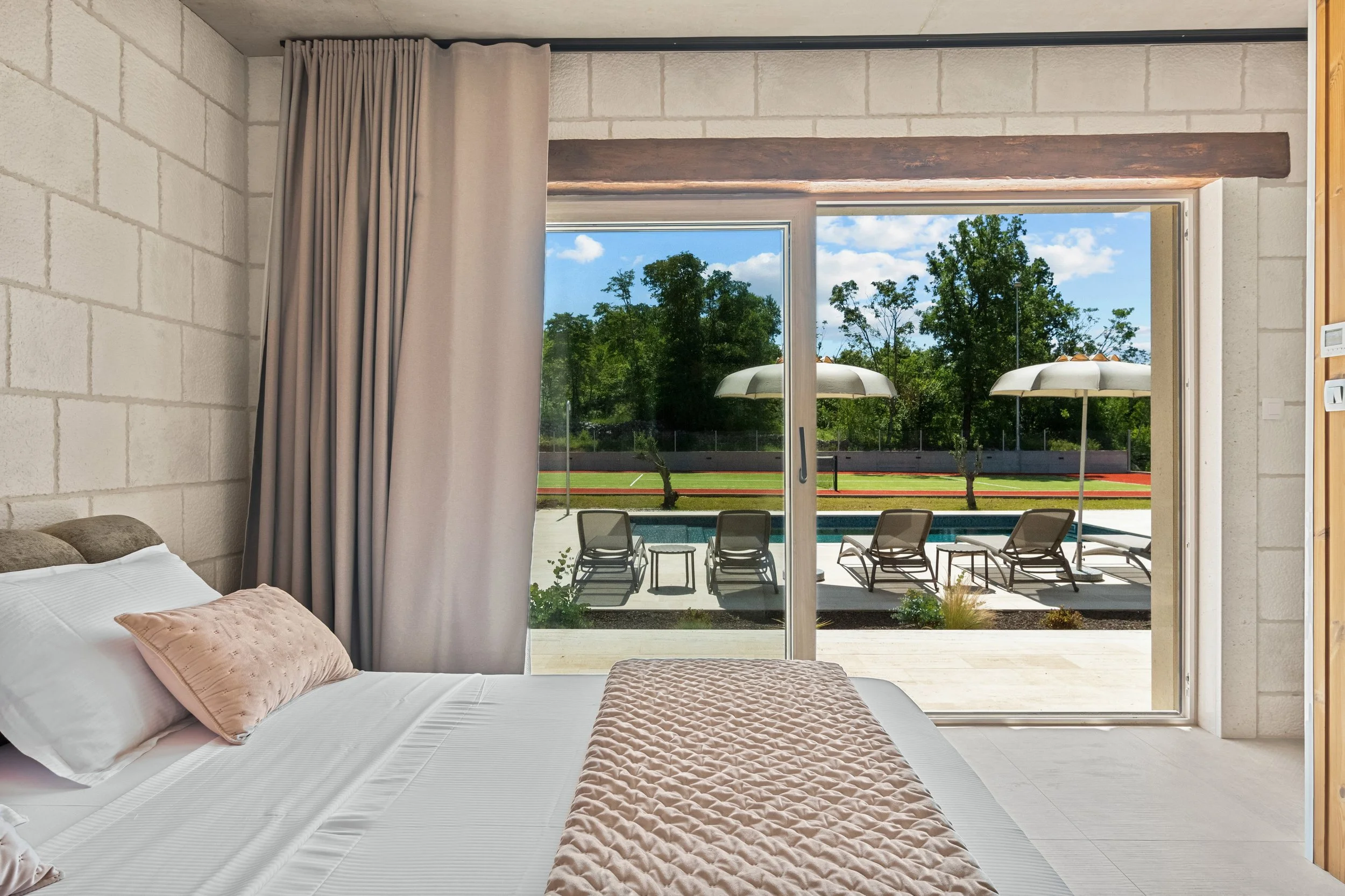 Pogled na bazen iz spavaće sobe – slikanje apartmana