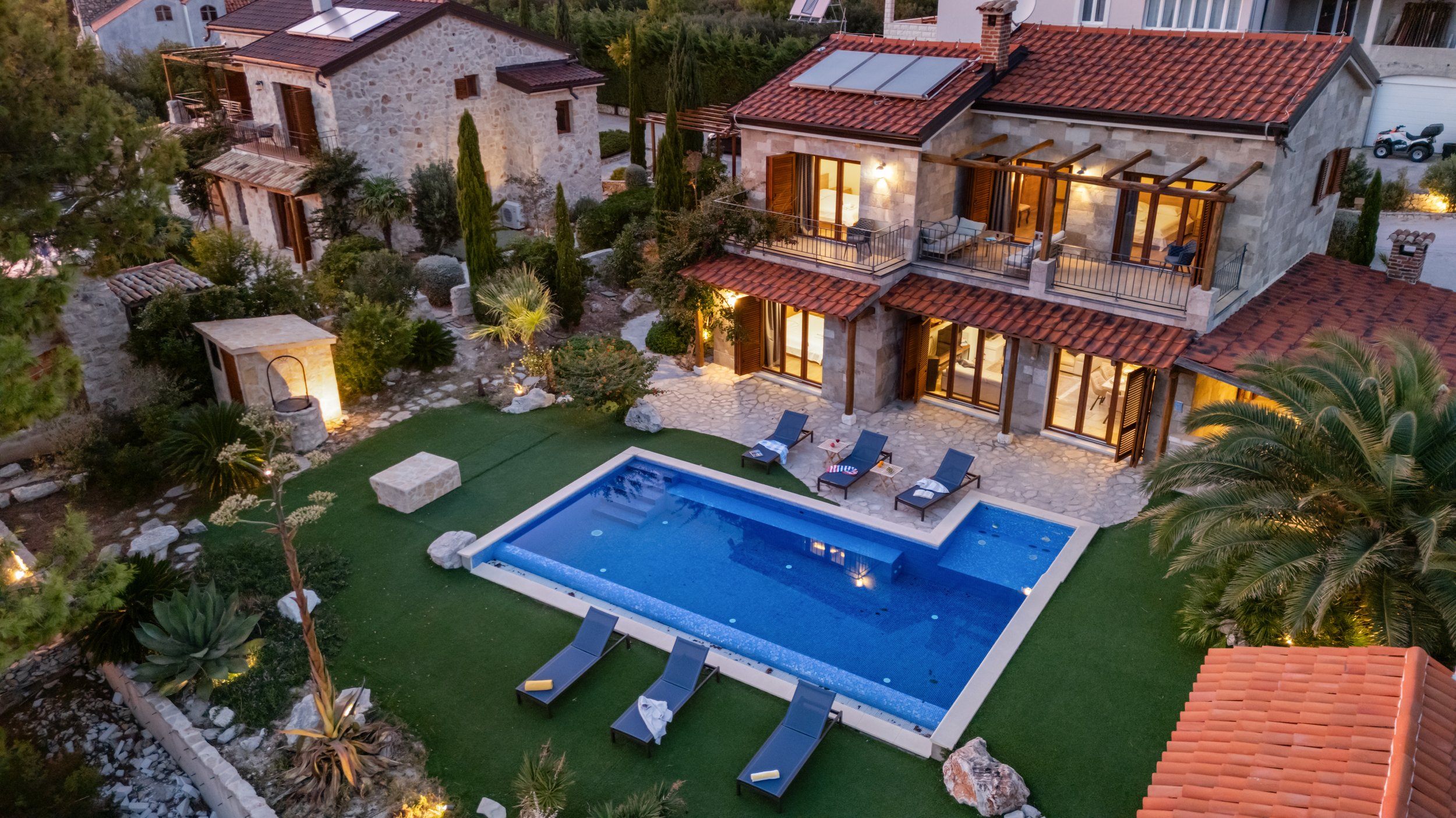 Večernji ambijent vile uz osvjetljenje 