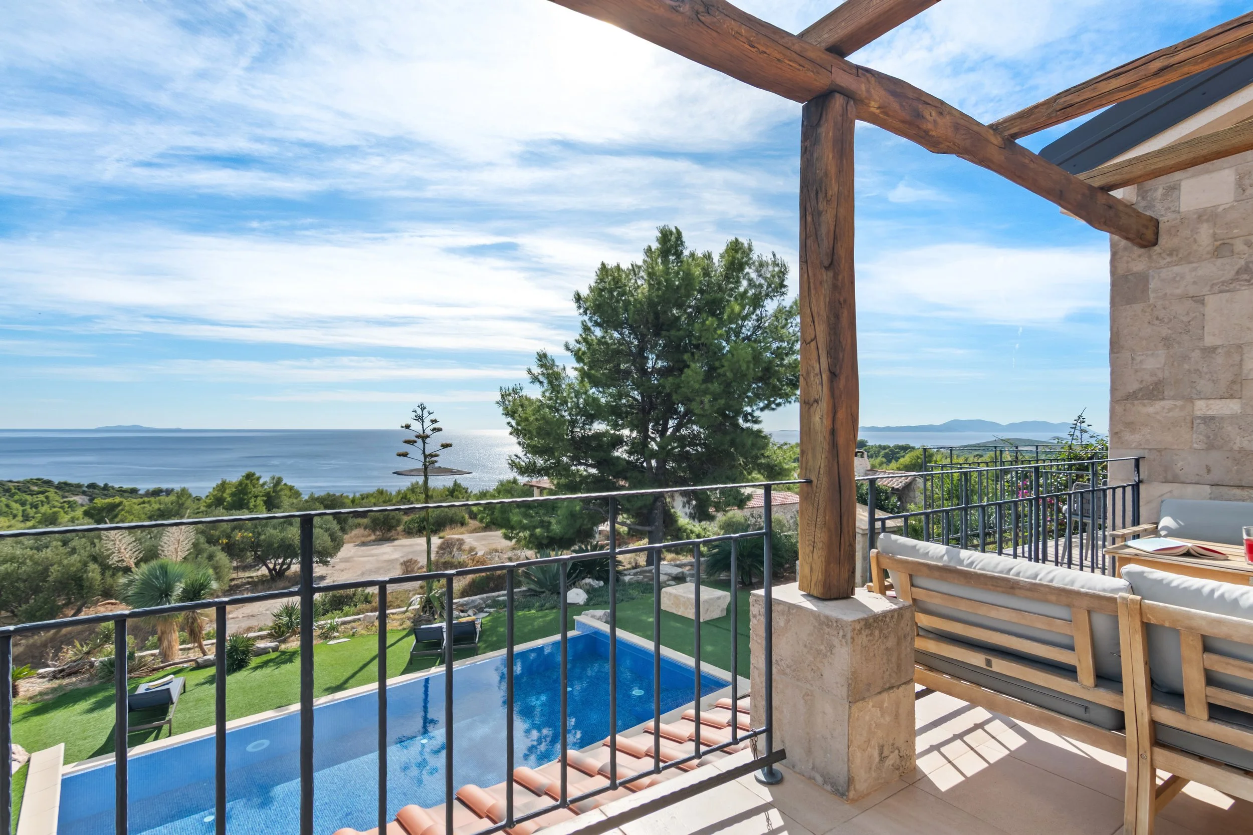 Vanjska terasa za blagovanje s pogledom na more u luksuznoj vili Galapagos na otoku Hvaru