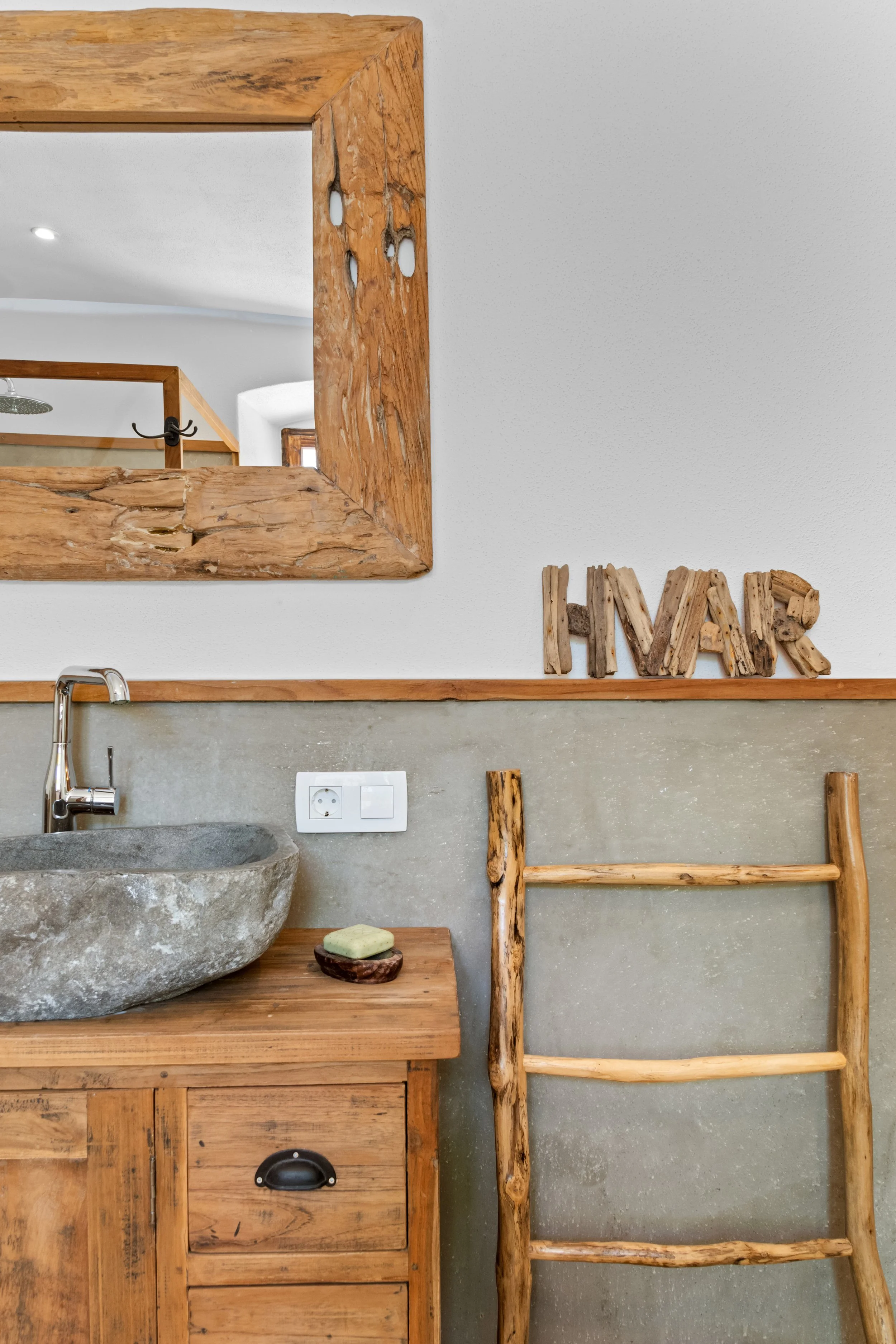 Drveni ukras Hvar u rustikalnoj vili Oaza Vrbanj