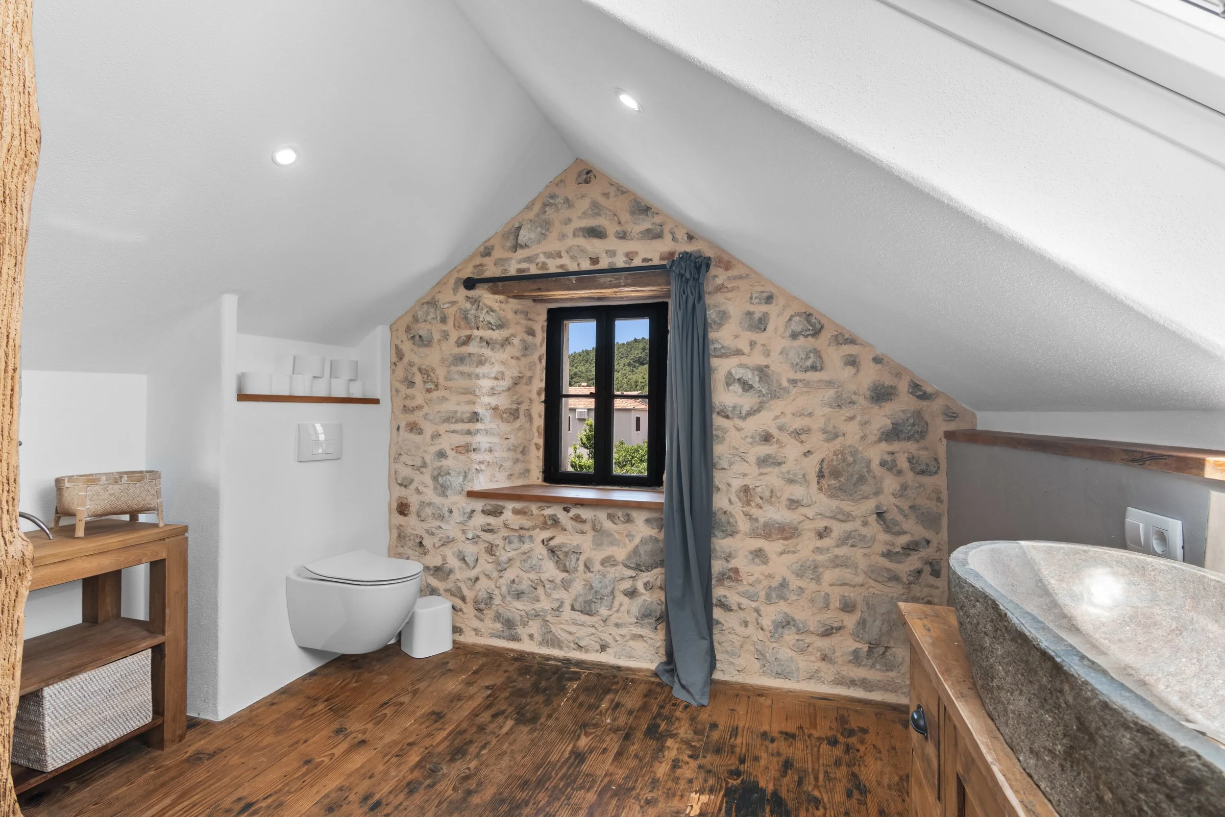 Kameni zid u kupaonici vile Oaza Vrbanj Hvar