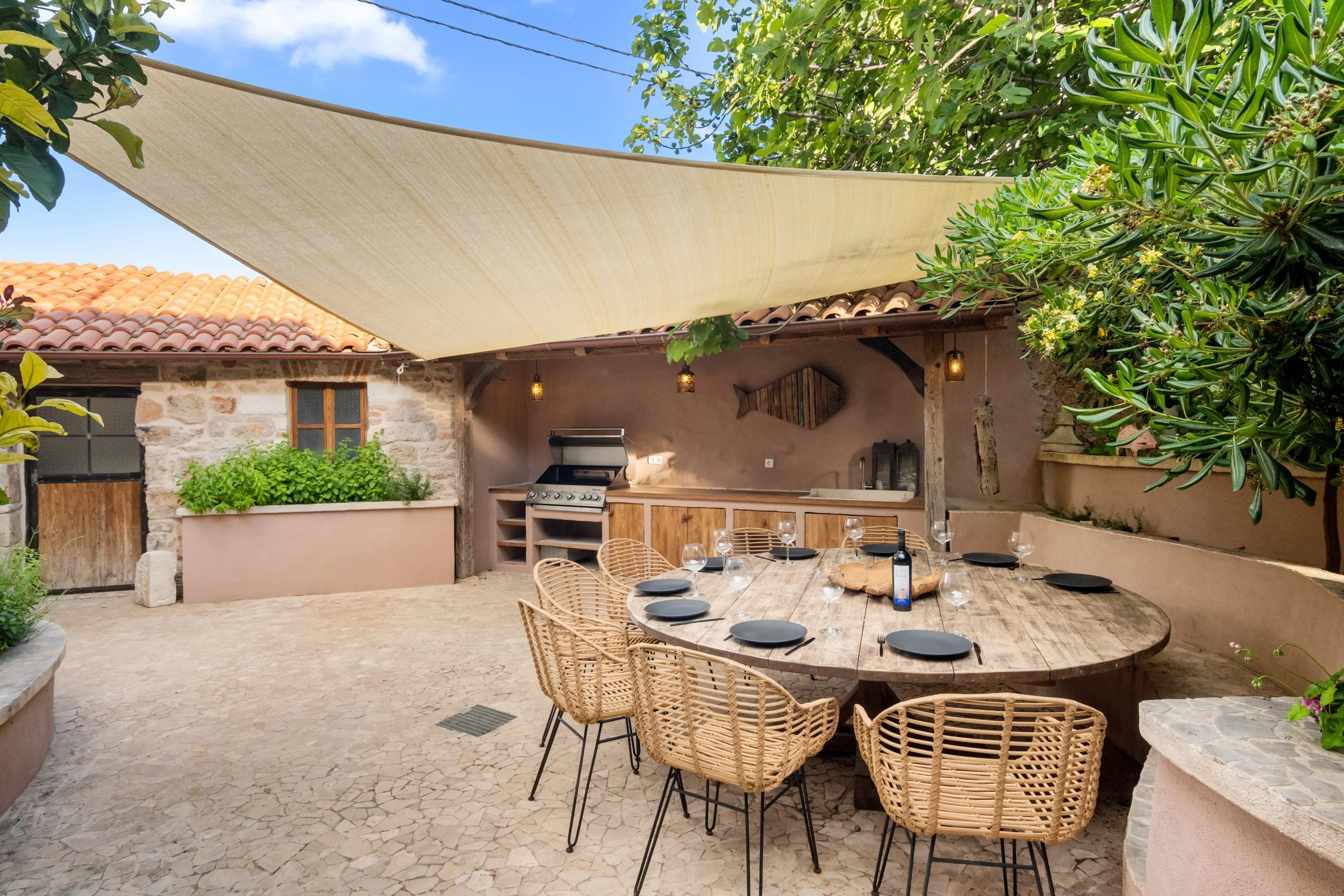 Prostrana terasa s roštiljem na otvorenom u vili Oaza Vrbanj Hvar